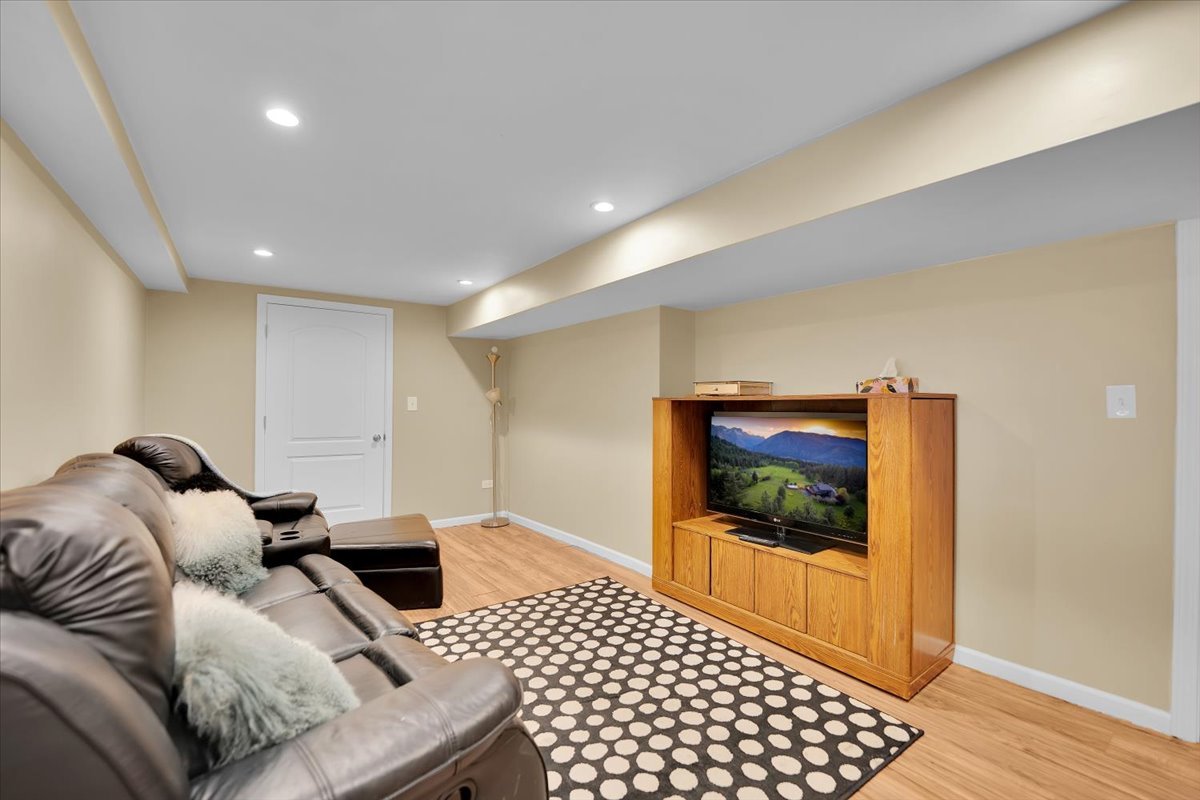 49 N Lake Avenue Property Photo 5