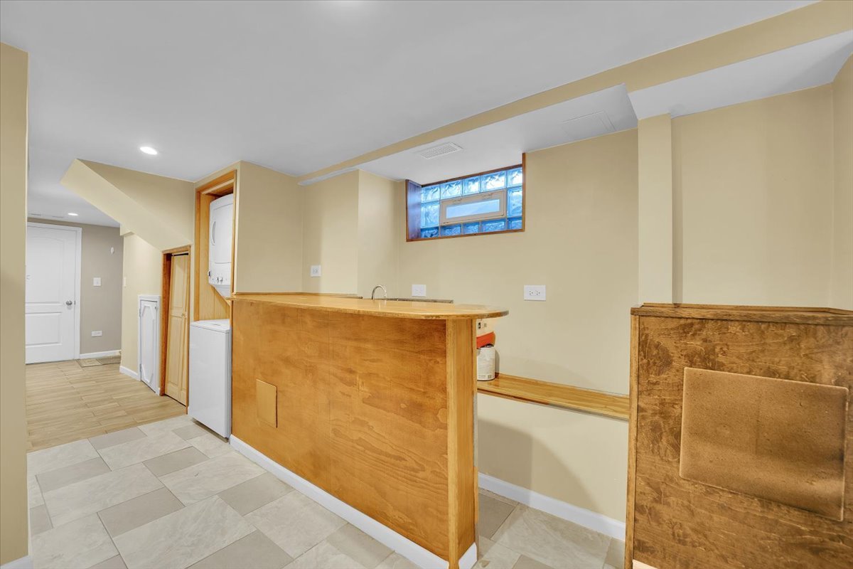 49 N Lake Avenue Property Photo 6
