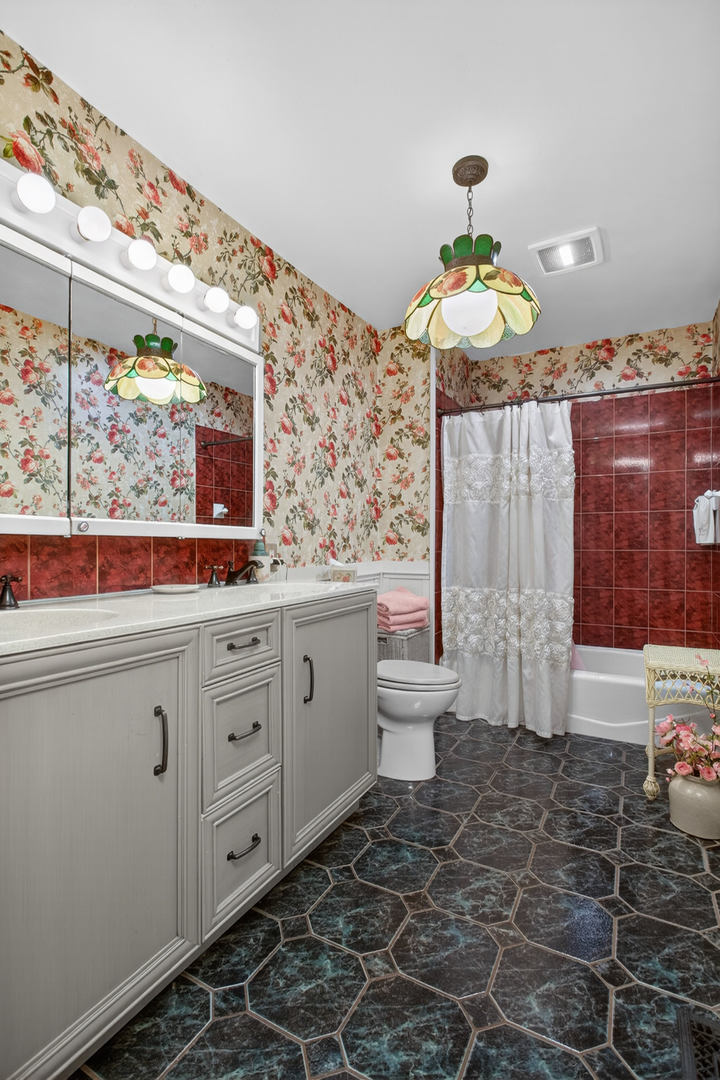 2425 N Brady Street Property Photo 45