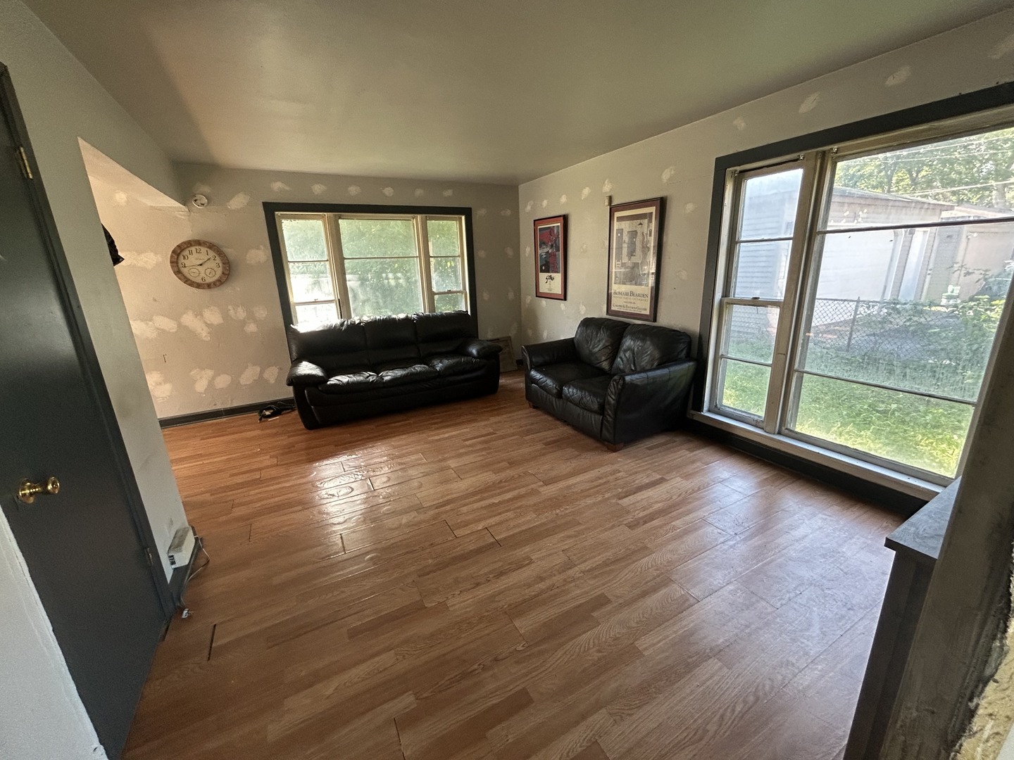 9148 S Burnside Avenue Property Photo 4