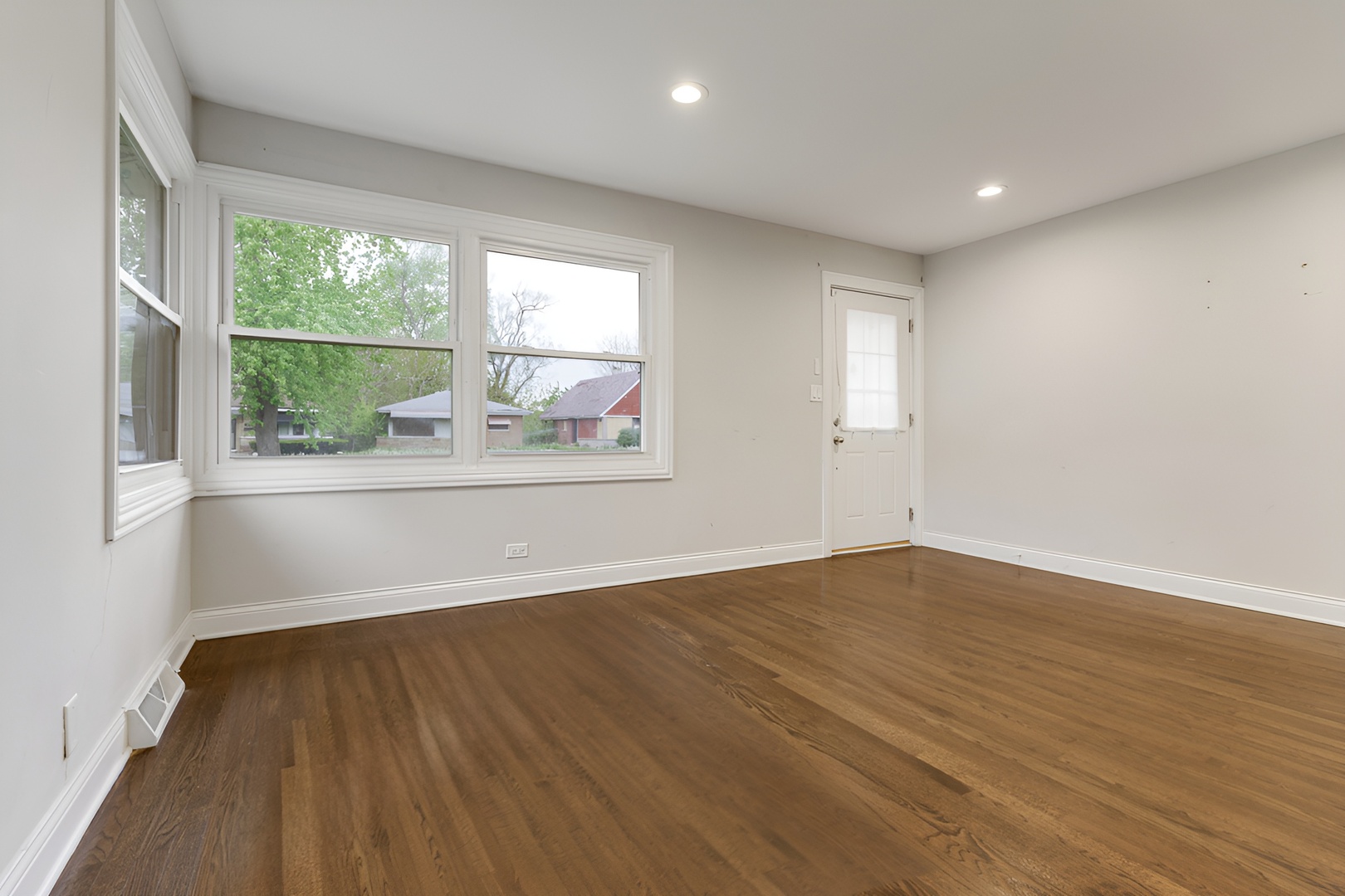 16329 Hermitage Avenue Property Photo 4