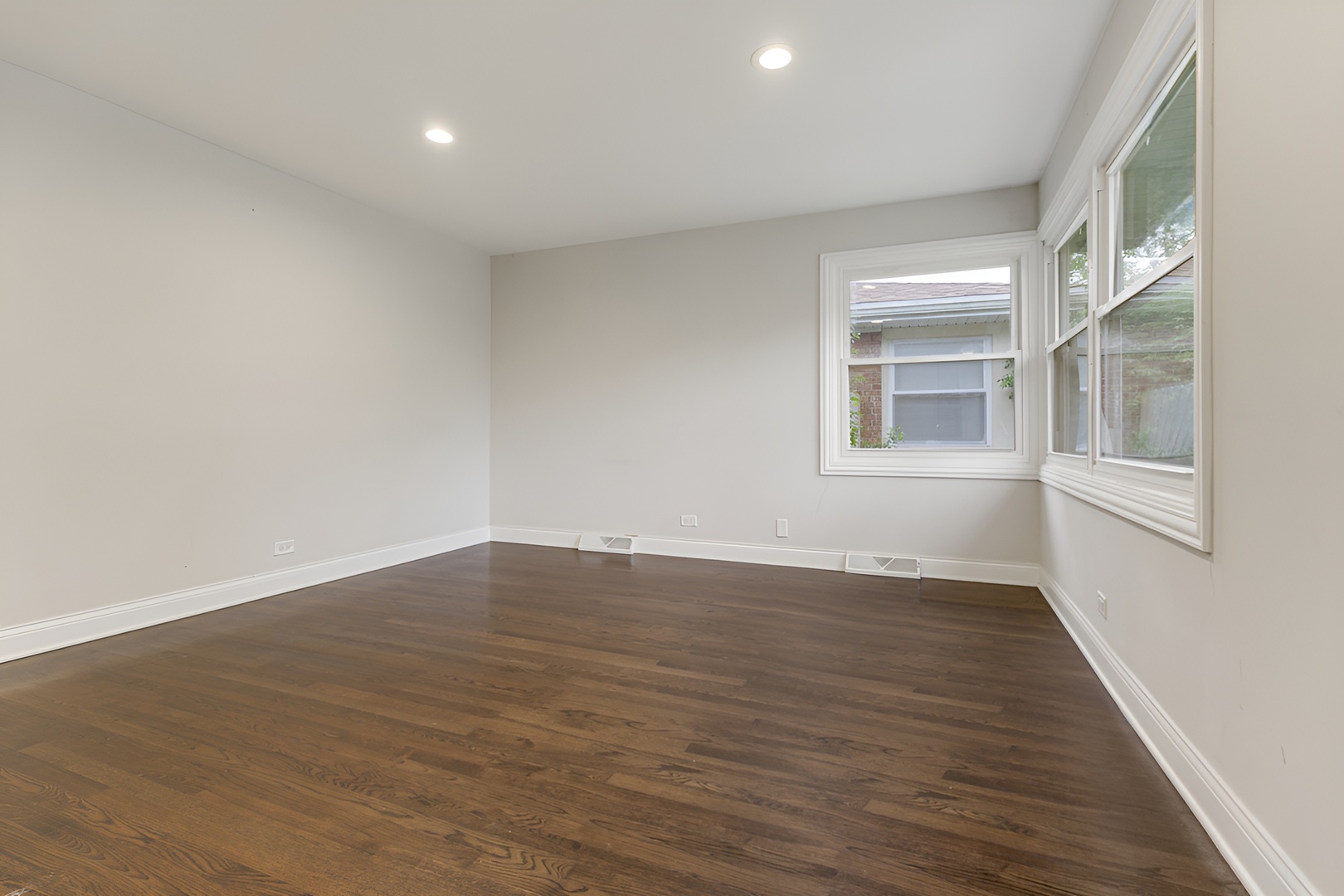 16329 Hermitage Avenue Property Photo 5