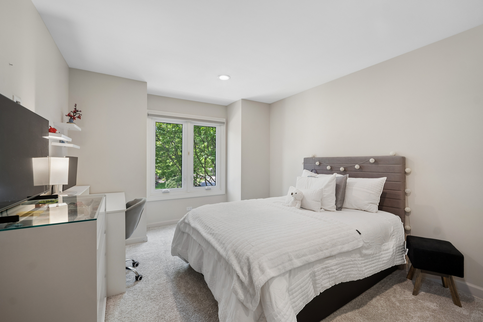 327 Rivershire Court Property Photo 19
