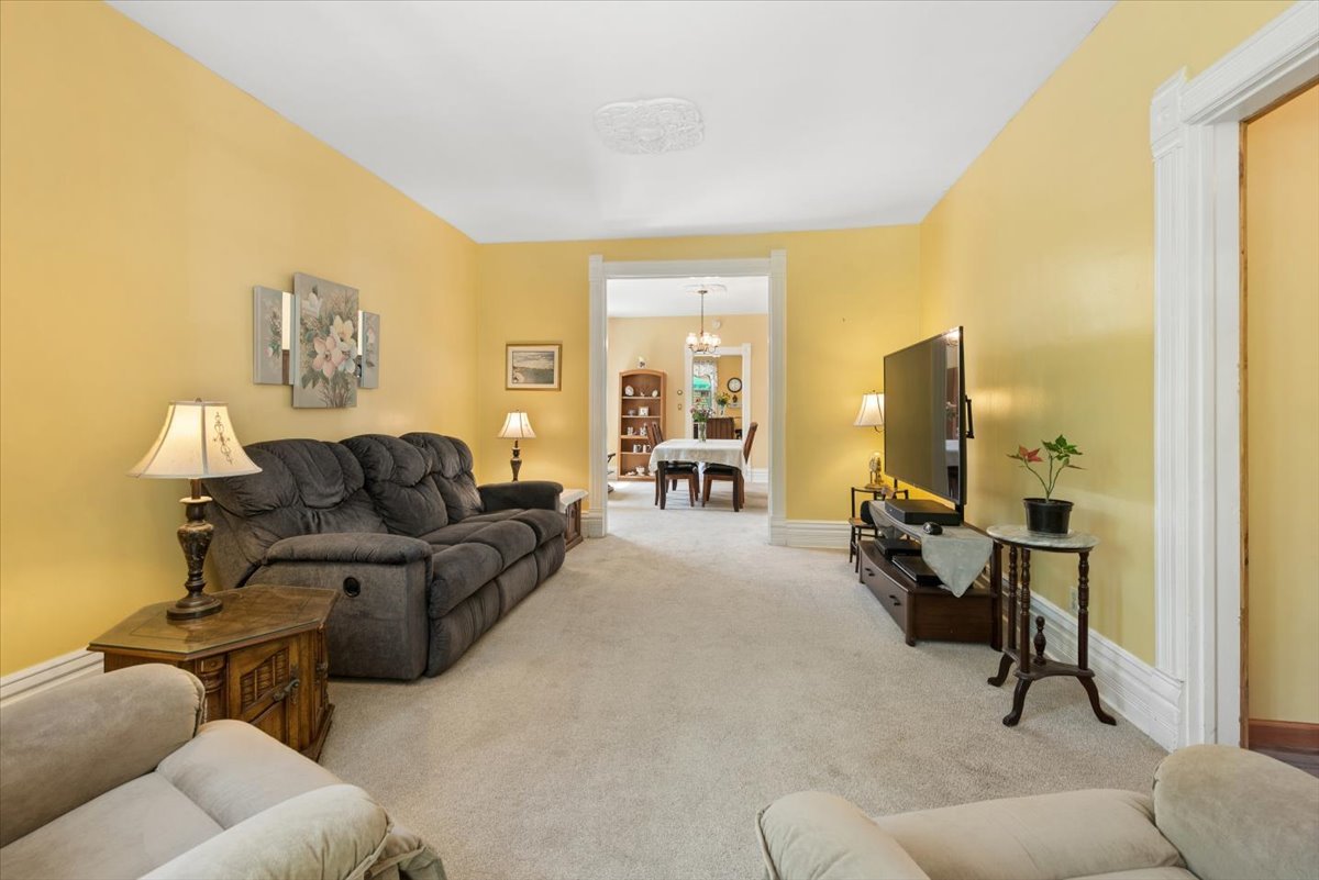 4924 N Seeley Avenue Property Photo 6