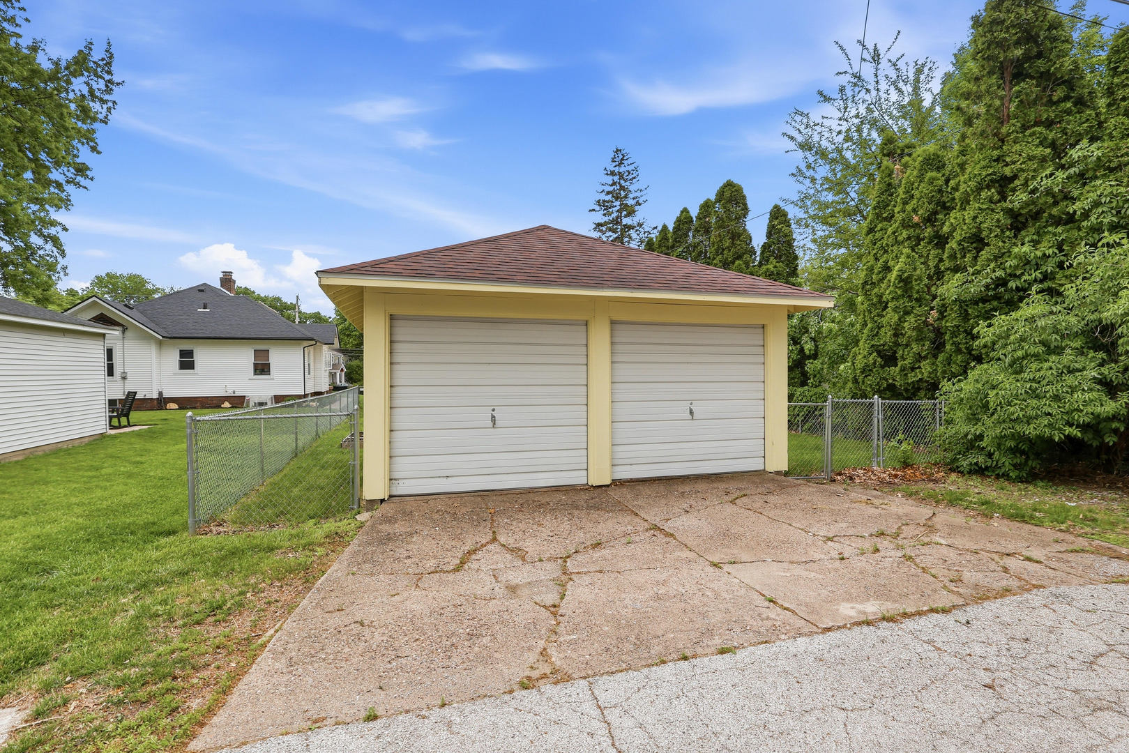 2810 Middle Road Property Photo 8