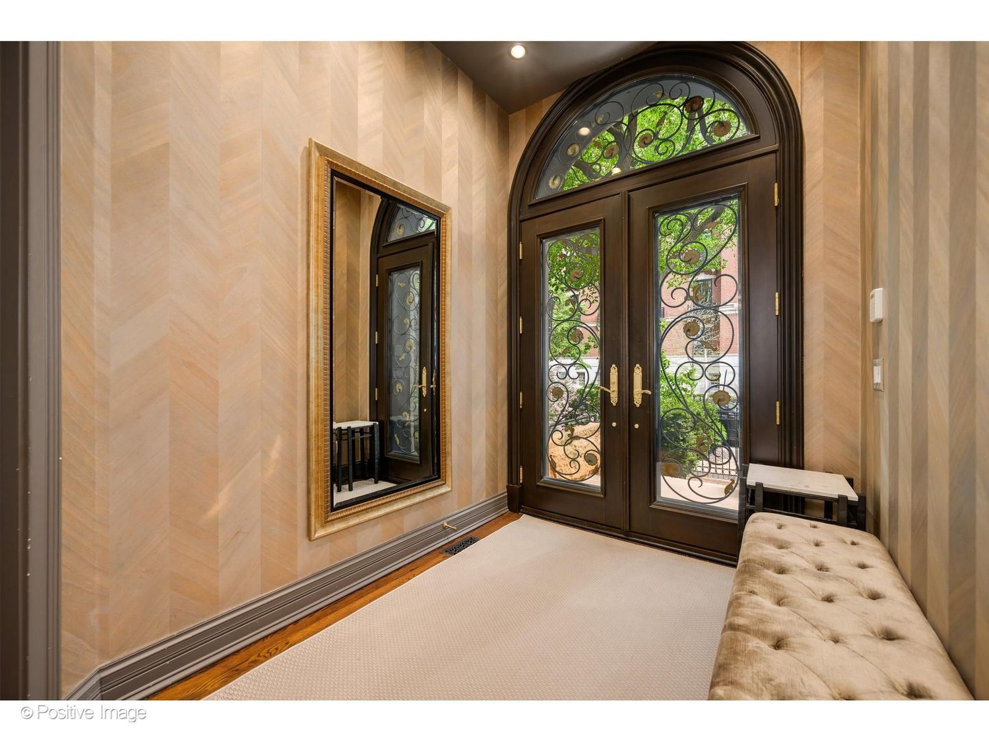 32 E Bellevue Place Property Photo 3