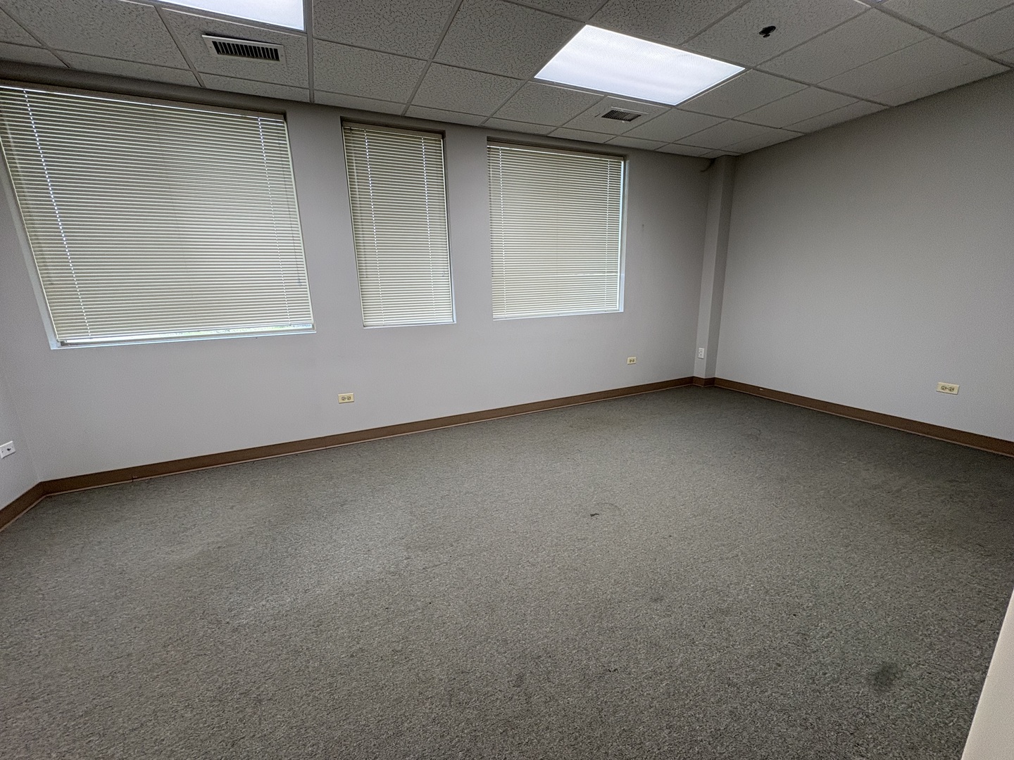 480 E Roosevelt Road Property Photo 4
