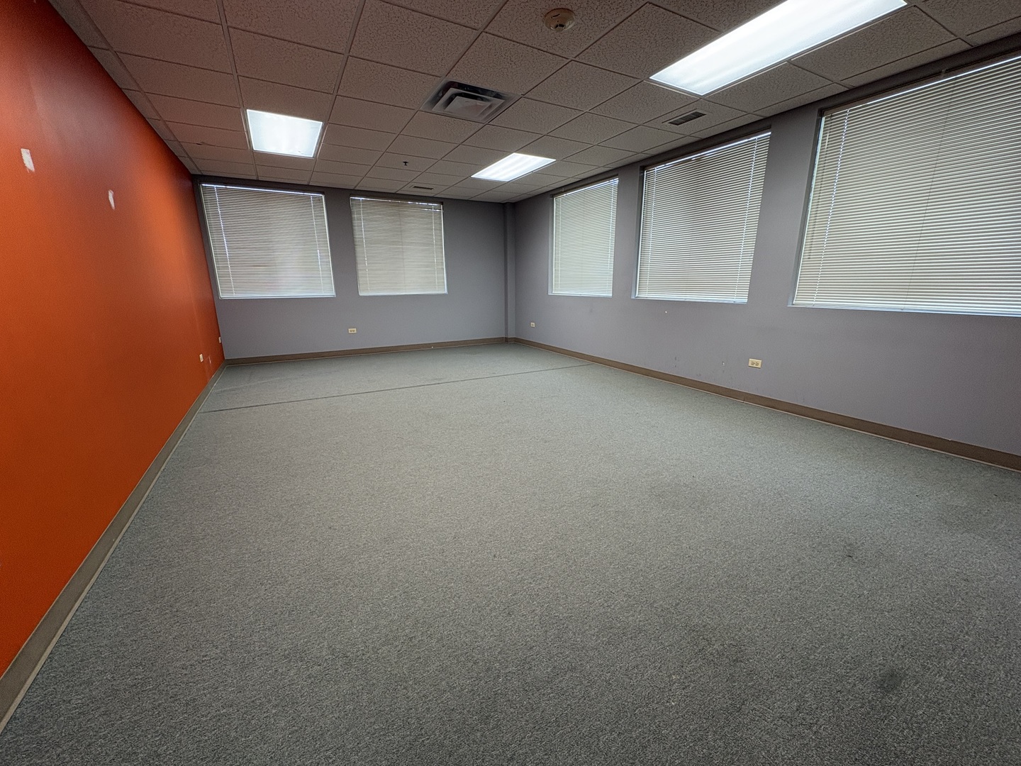 480 E Roosevelt Road Property Photo 6