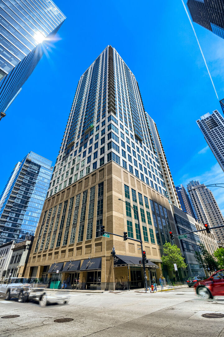2 E Erie Street 1511
