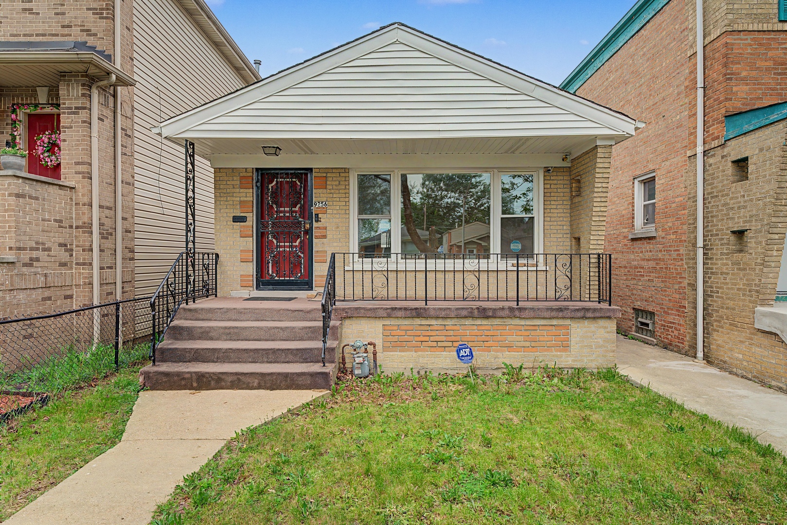 9256 S CALUMET Avenue Property Photo 1