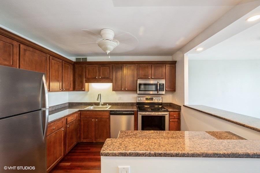 211 E Ohio Street 2704 Property Photo 4