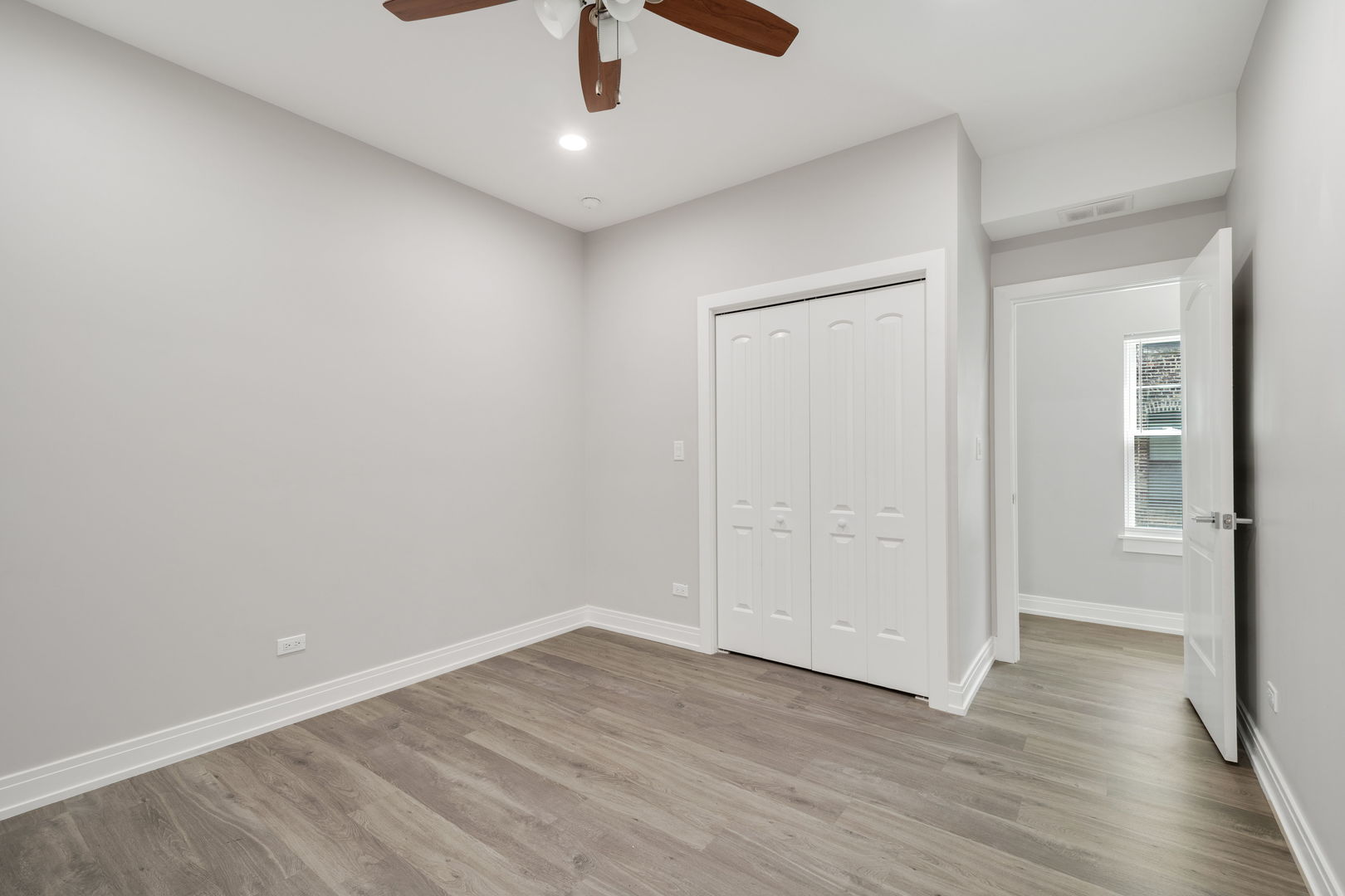 6418 S Champlain Avenue Property Photo 6