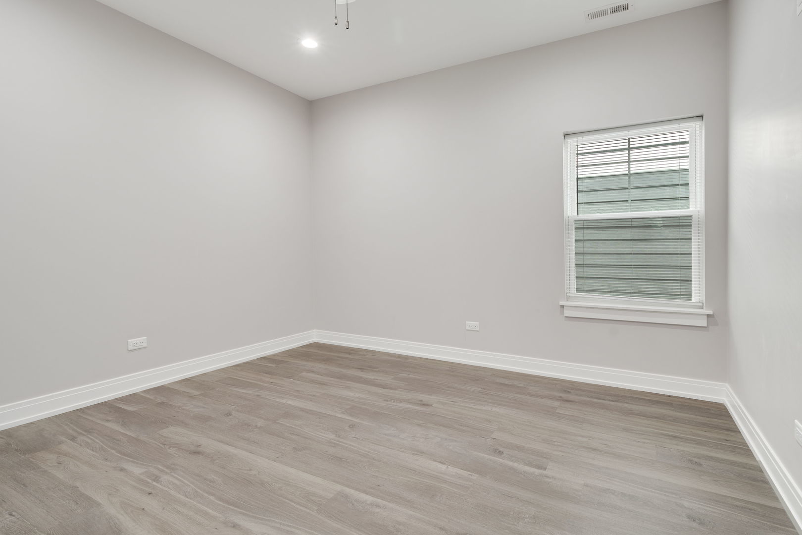 6418 S Champlain Avenue Property Photo 7