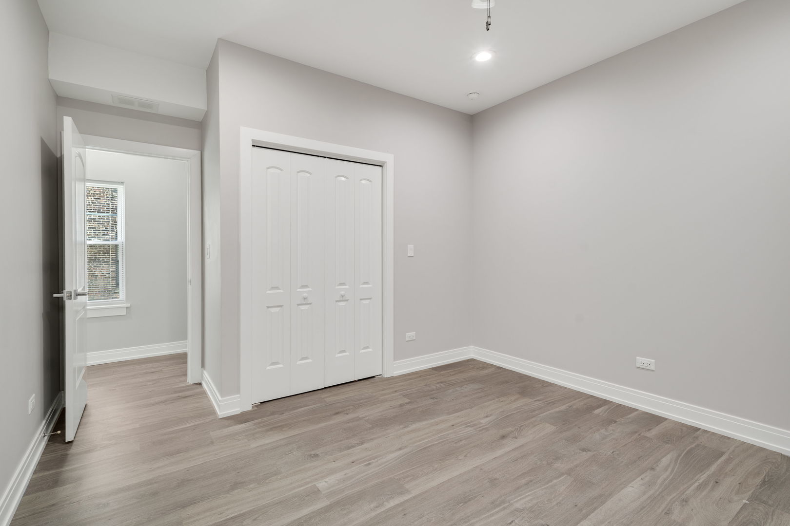 6418 S Champlain Avenue Property Photo 8