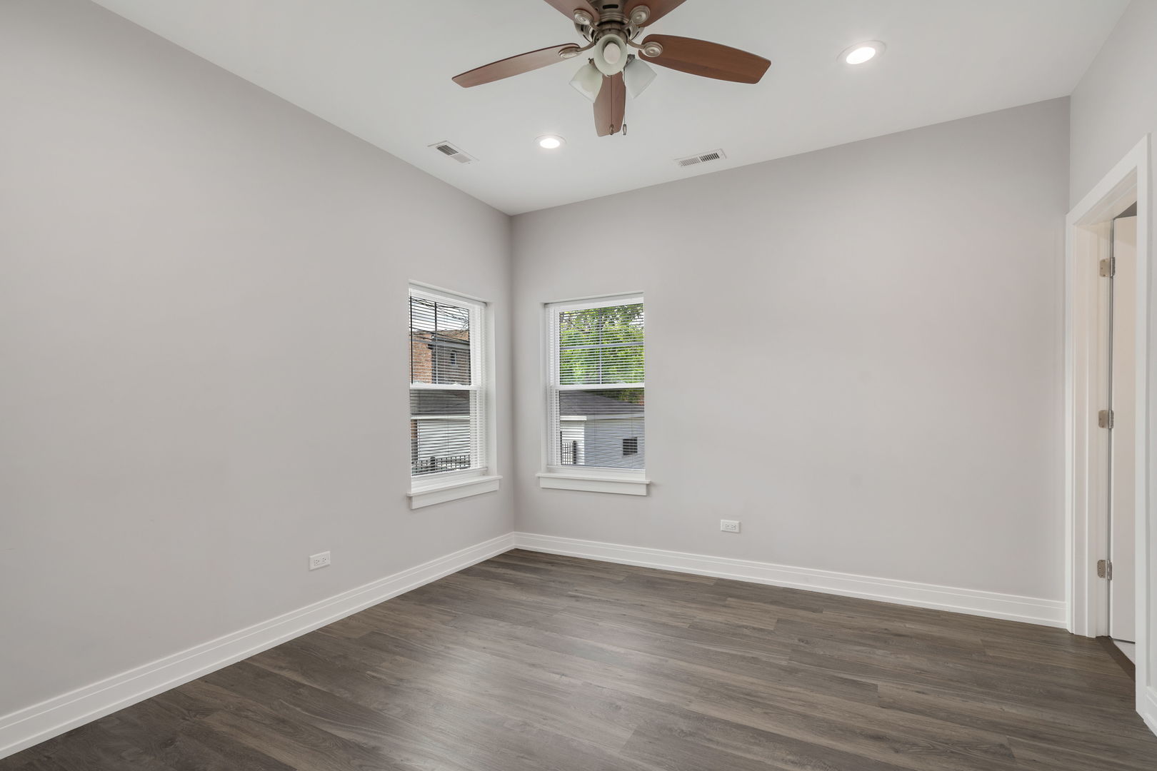 6418 S Champlain Avenue Property Photo 13