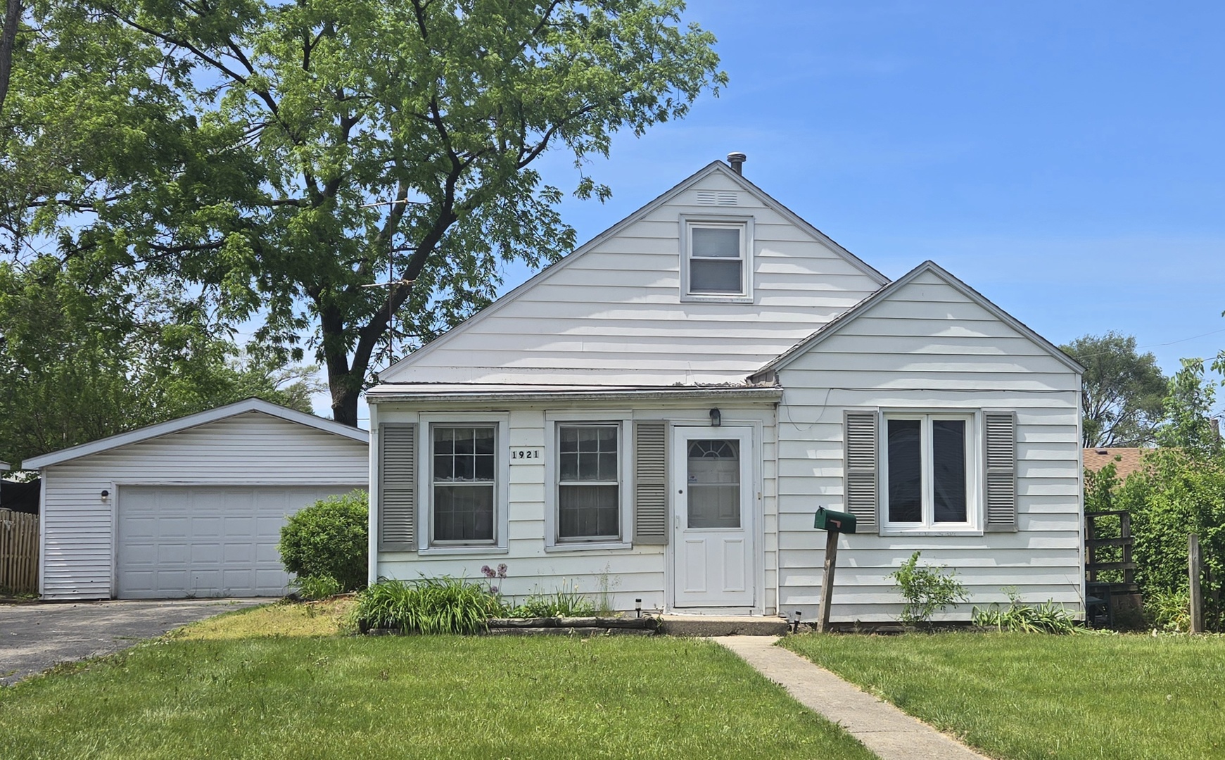 1921 Kelly Avenue Property Photo 1