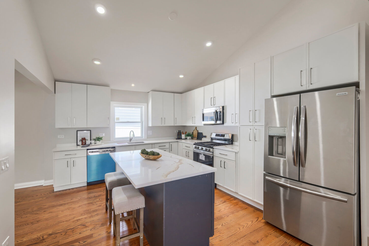1025 S Ardmore Avenue Property Photo 3