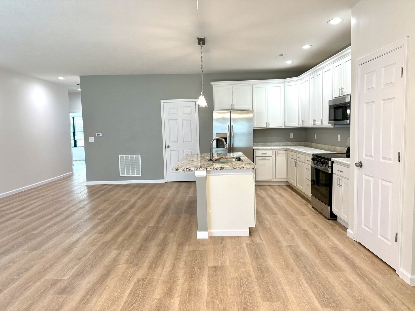 1108 Midway Court Property Photo 3