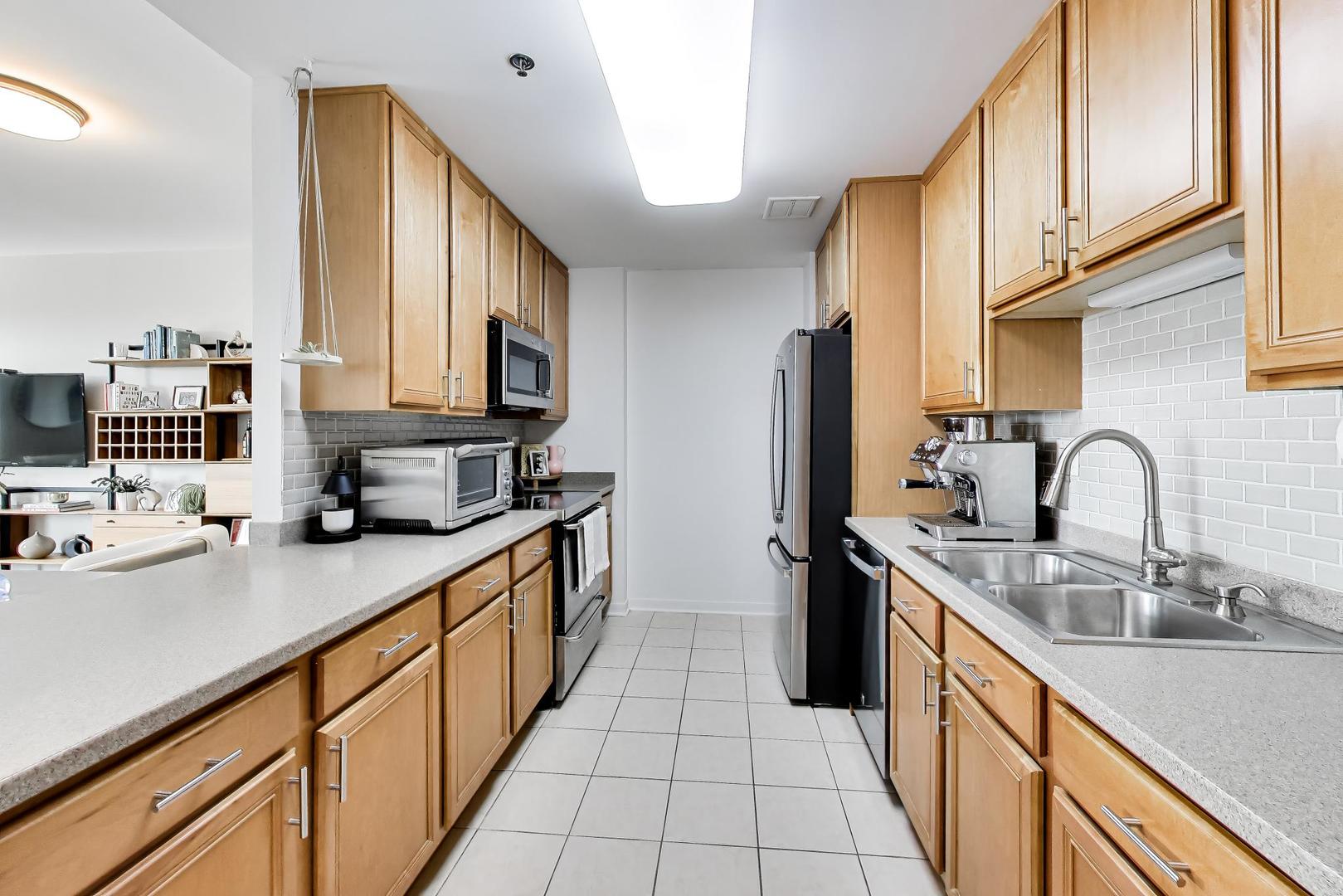 77 S Evergreen Avenue 806 Property Photo 8