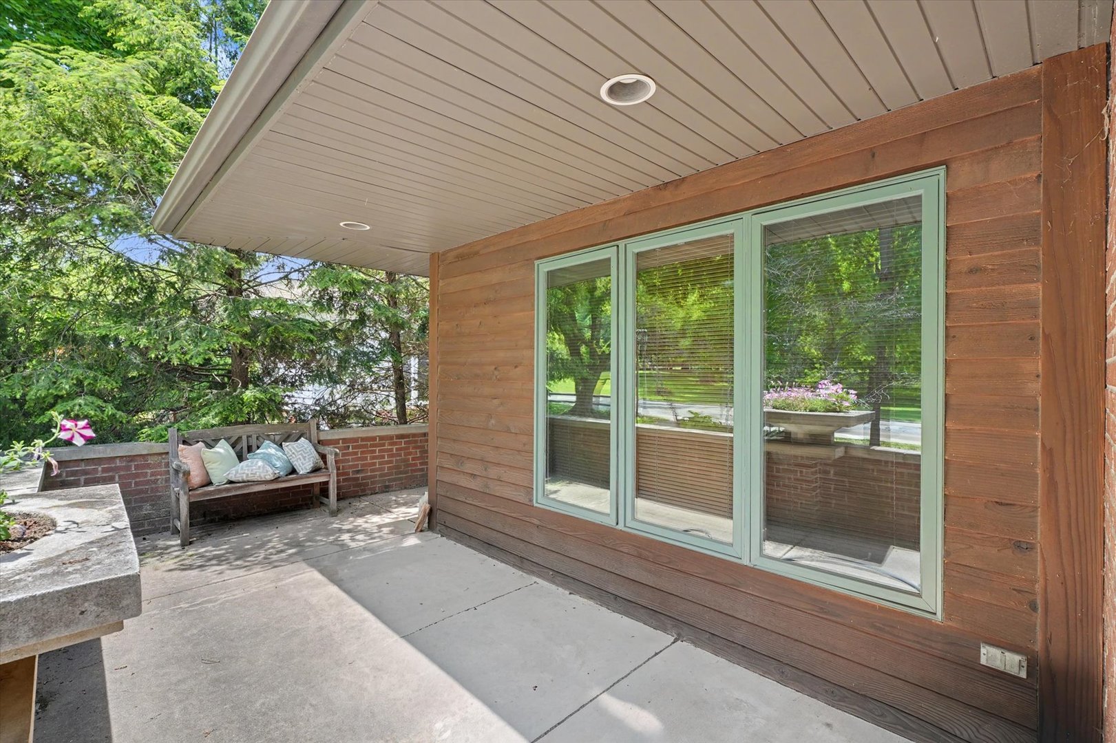 610 W Florida Avenue Property Photo 8