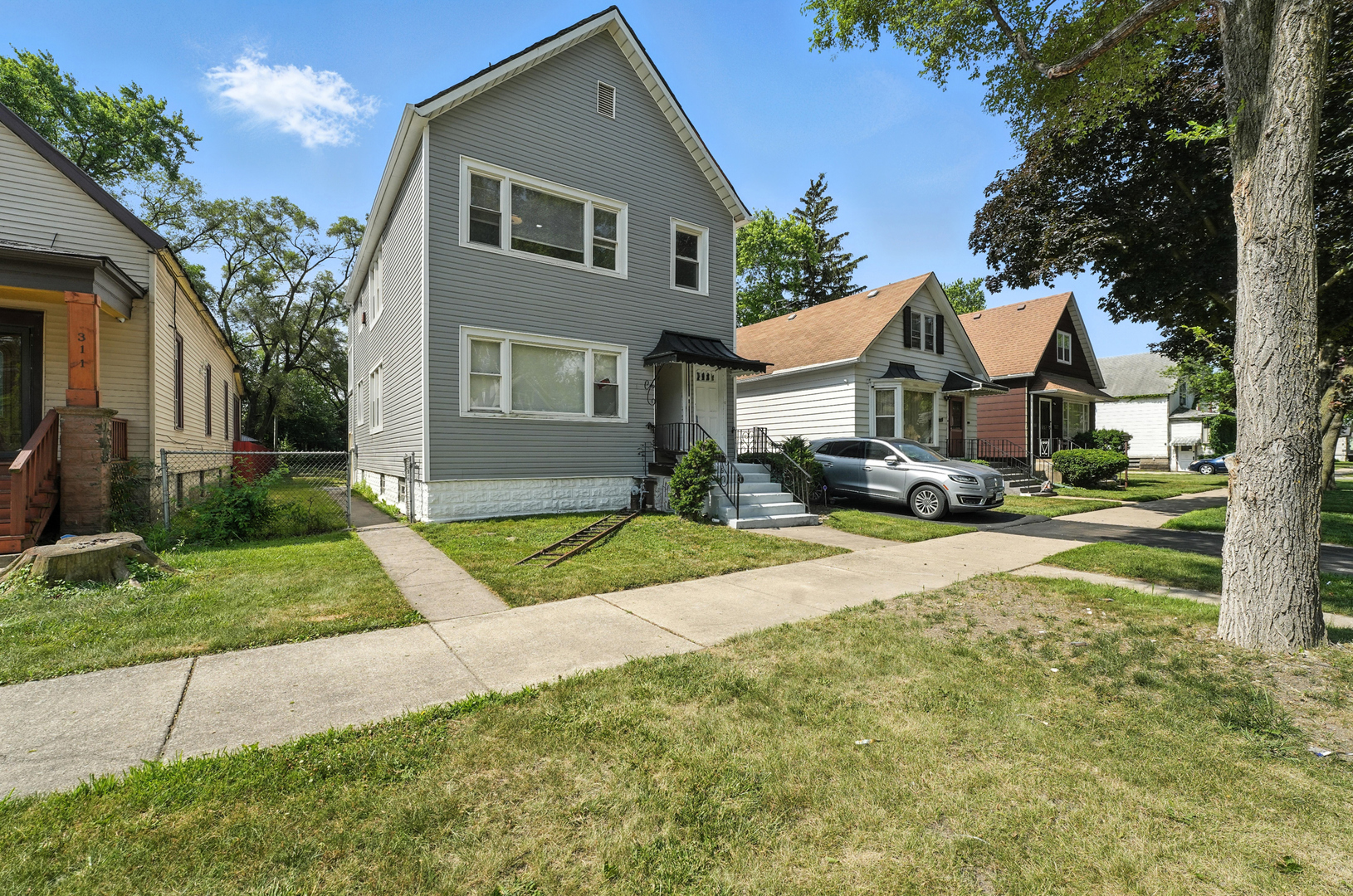 307 E 136th Place Property Photo 3