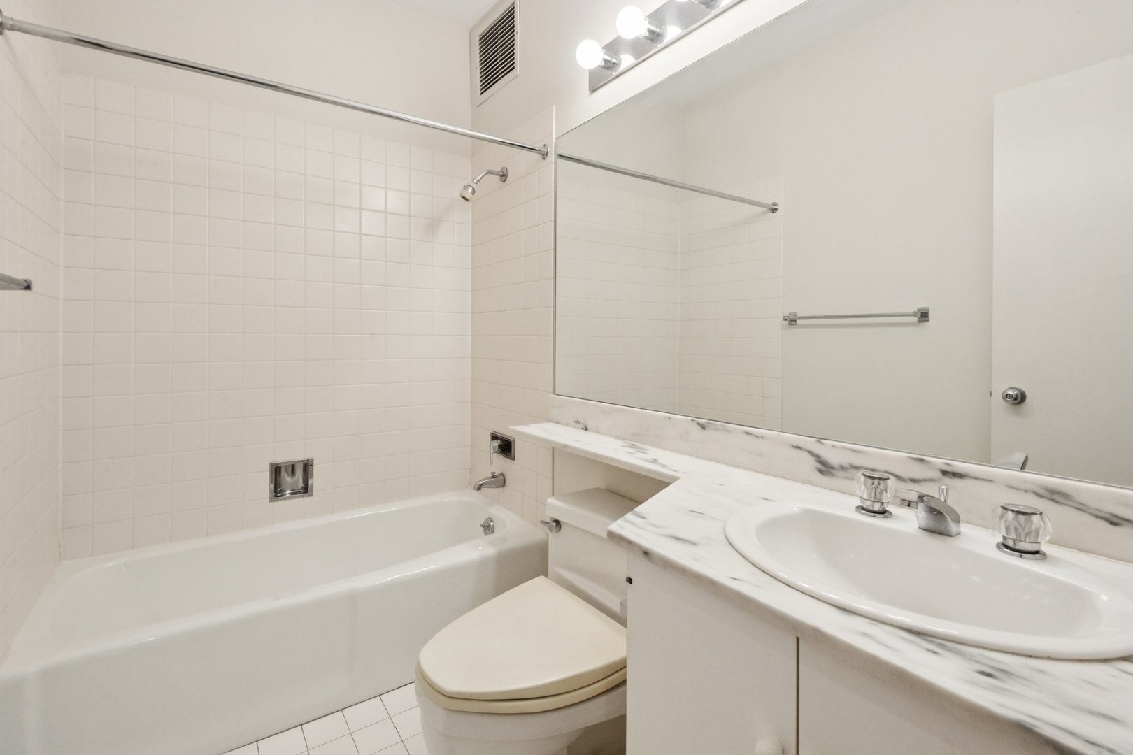 1100 N Lake Shore Drive 15b Property Photo 22