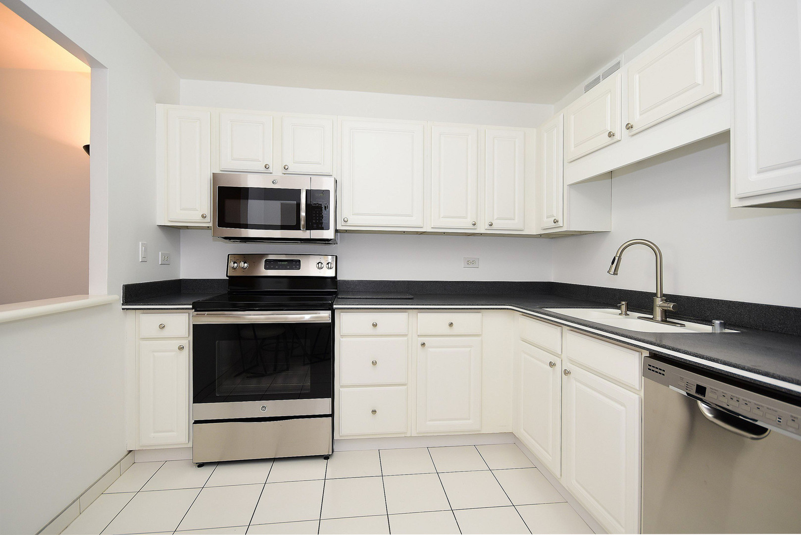 211 E Ohio Street 2721 Property Photo 4