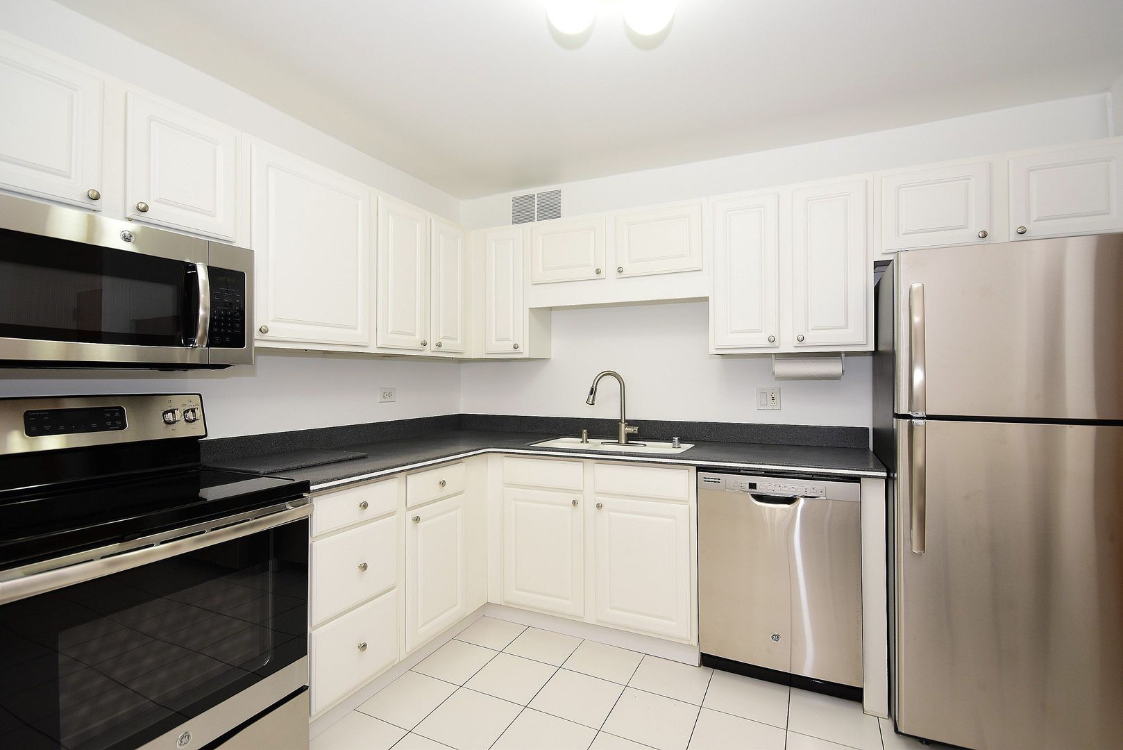 211 E Ohio Street 2721 Property Photo 5