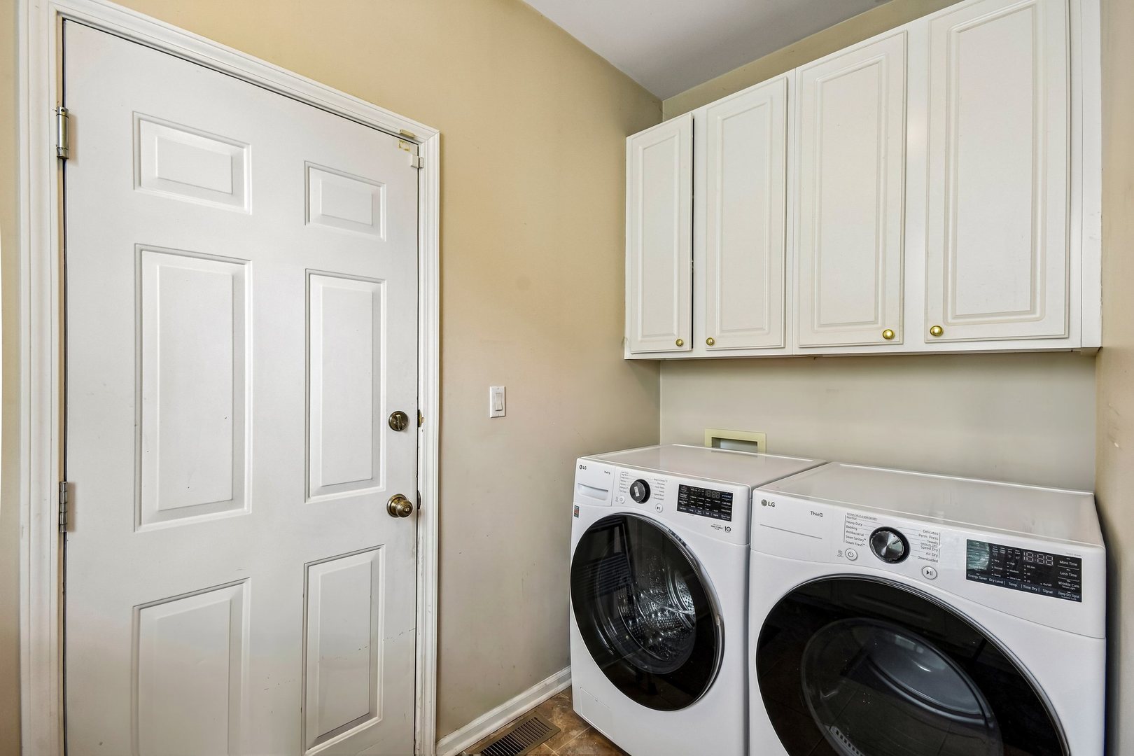 2421 Chambourd Drive Property Photo 18