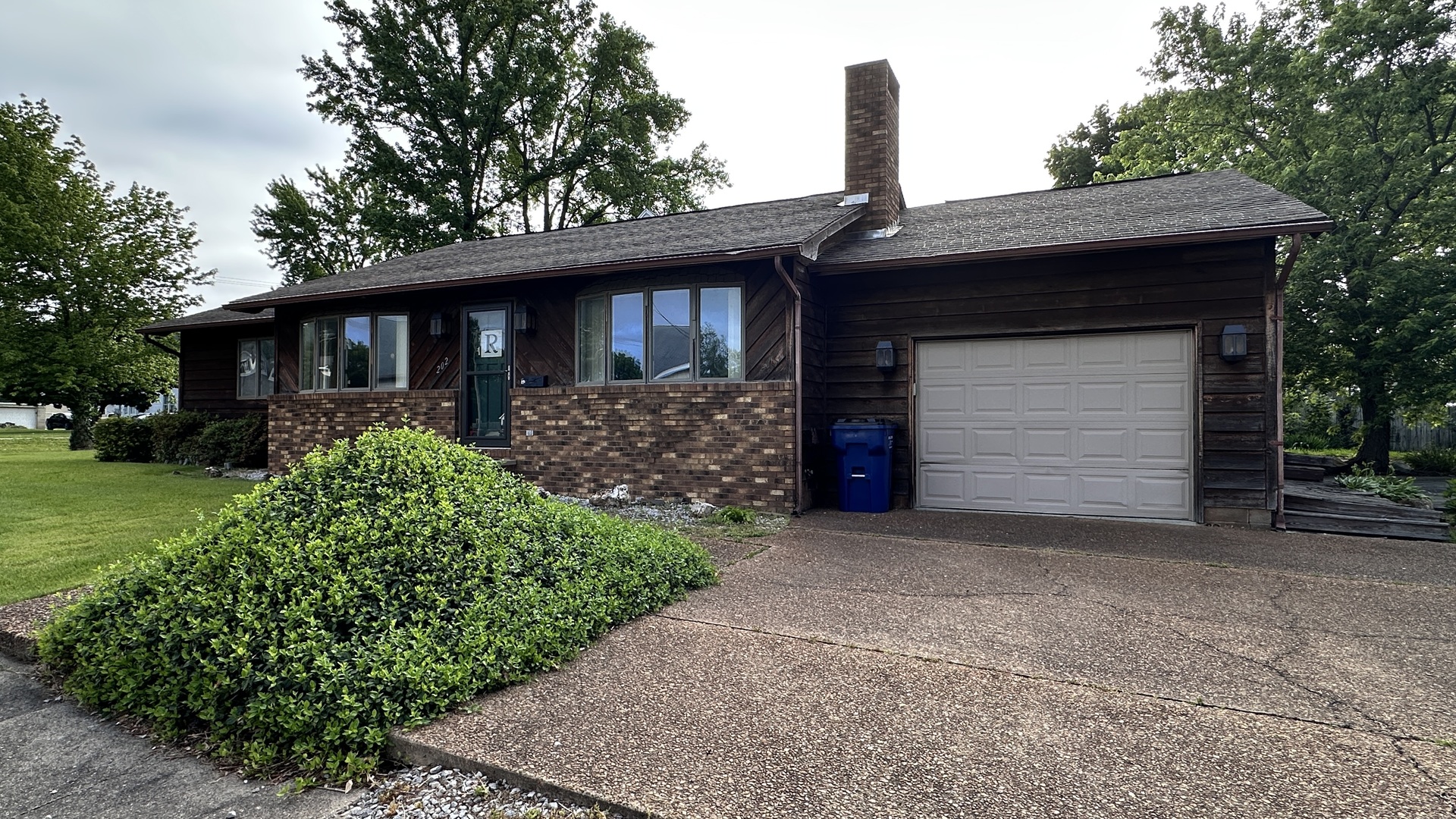 202 N Van Buren Street Property Photo 3