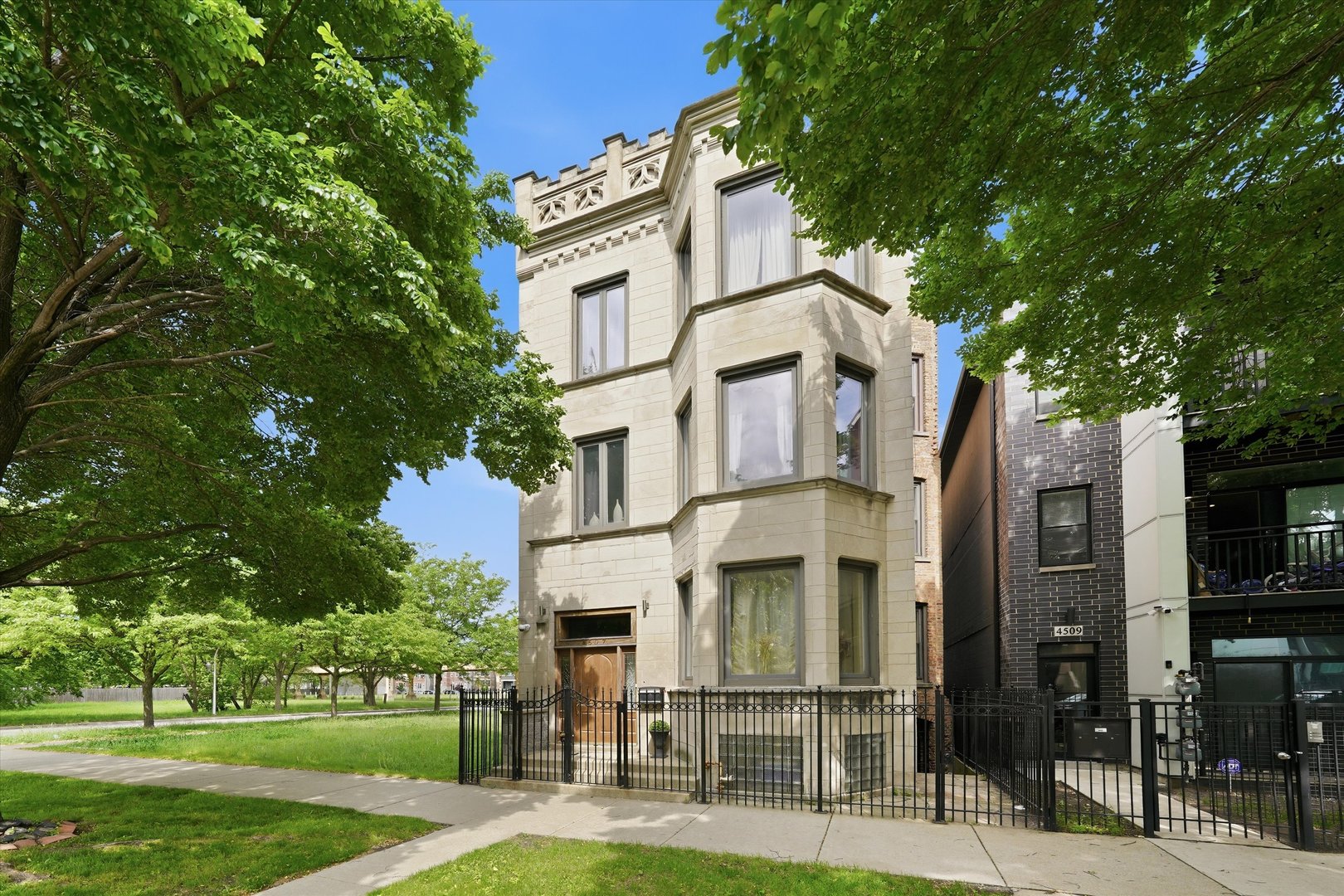 4507 S Prairie Avenue Property Photo 1