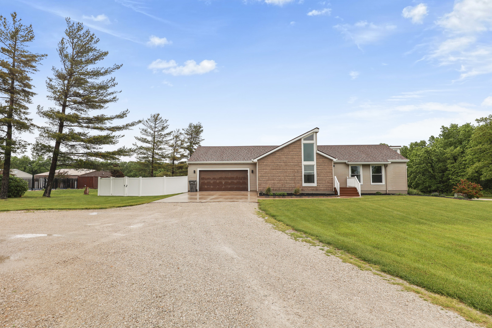 2433 E 2850th Road Property Photo 1