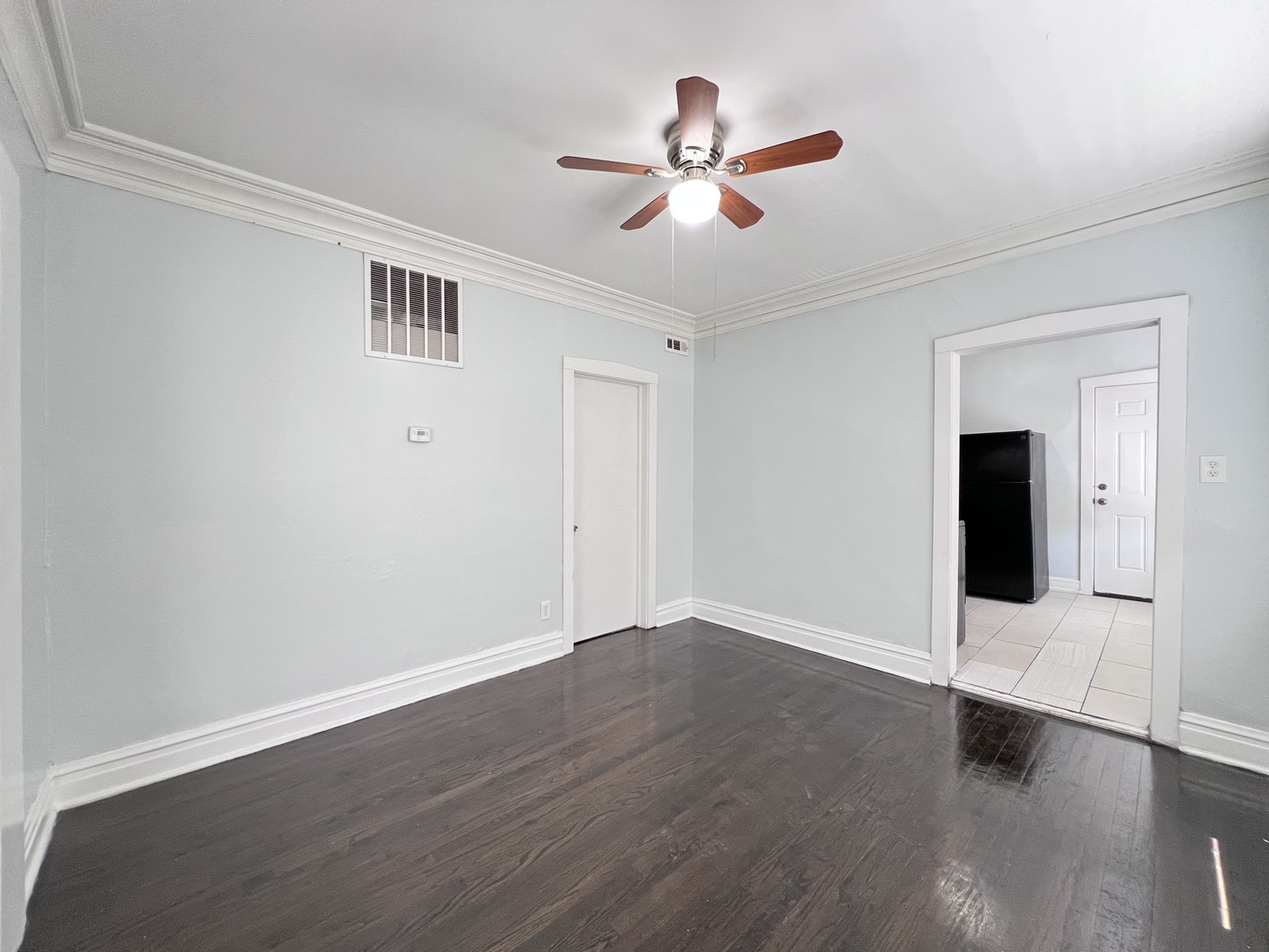 8856 S Lowe Avenue 2r Property Photo 3