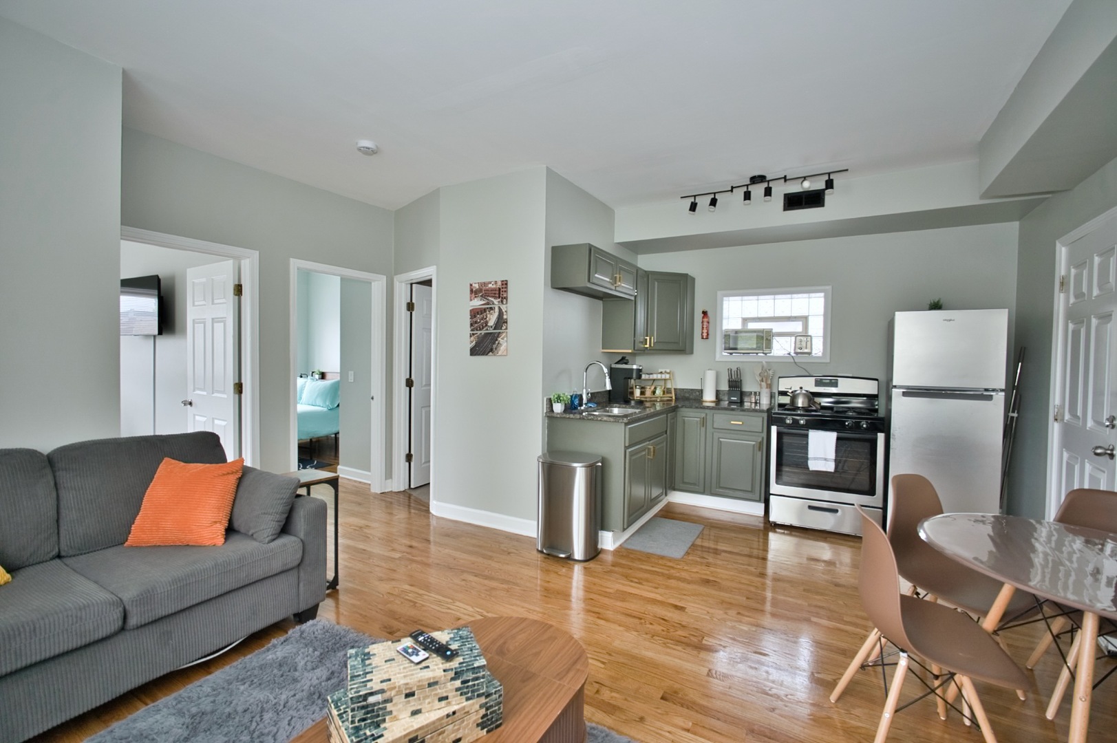 3034 W Montrose Avenue Property Photo 15
