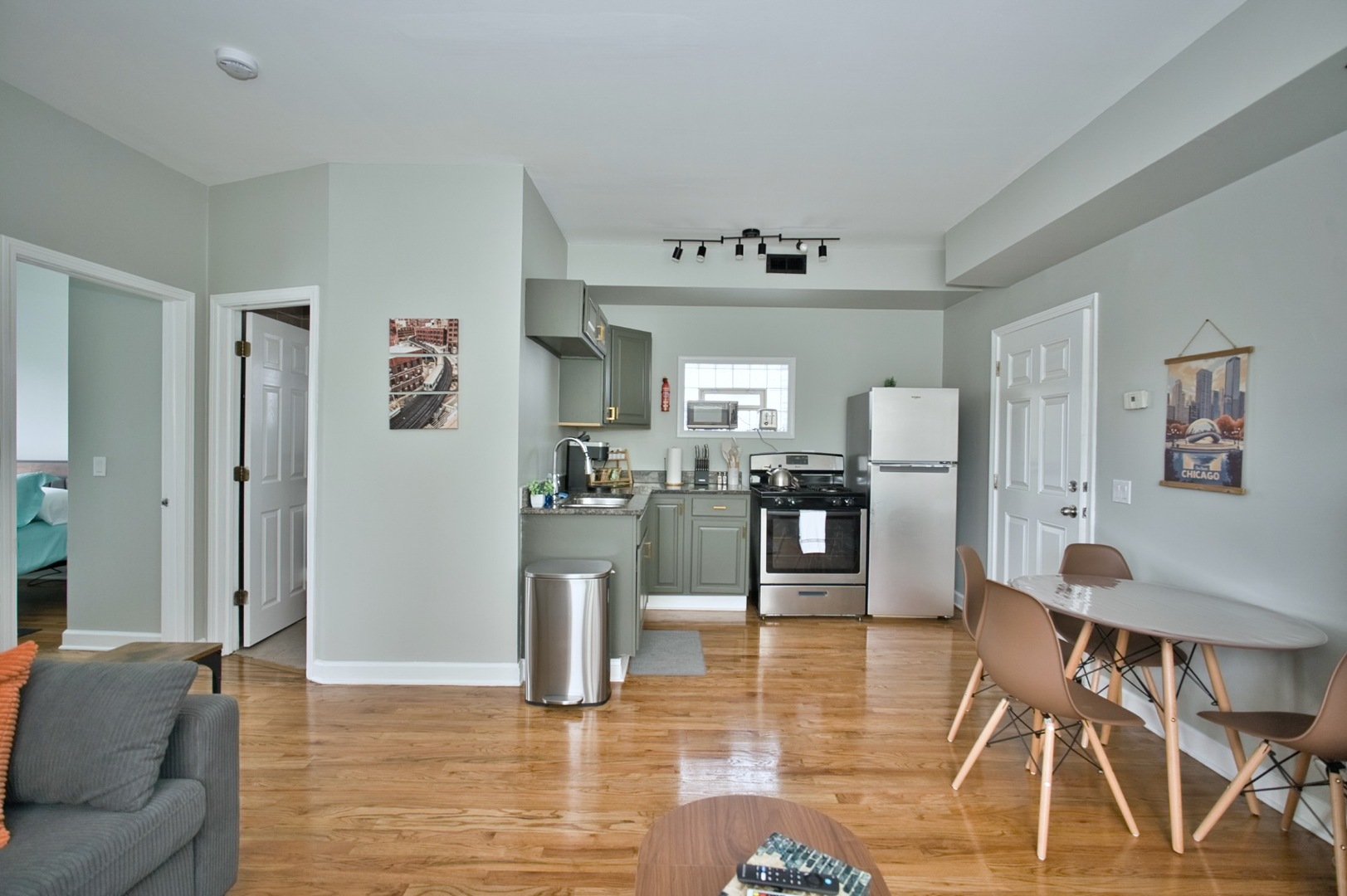 3034 W Montrose Avenue Property Photo 16