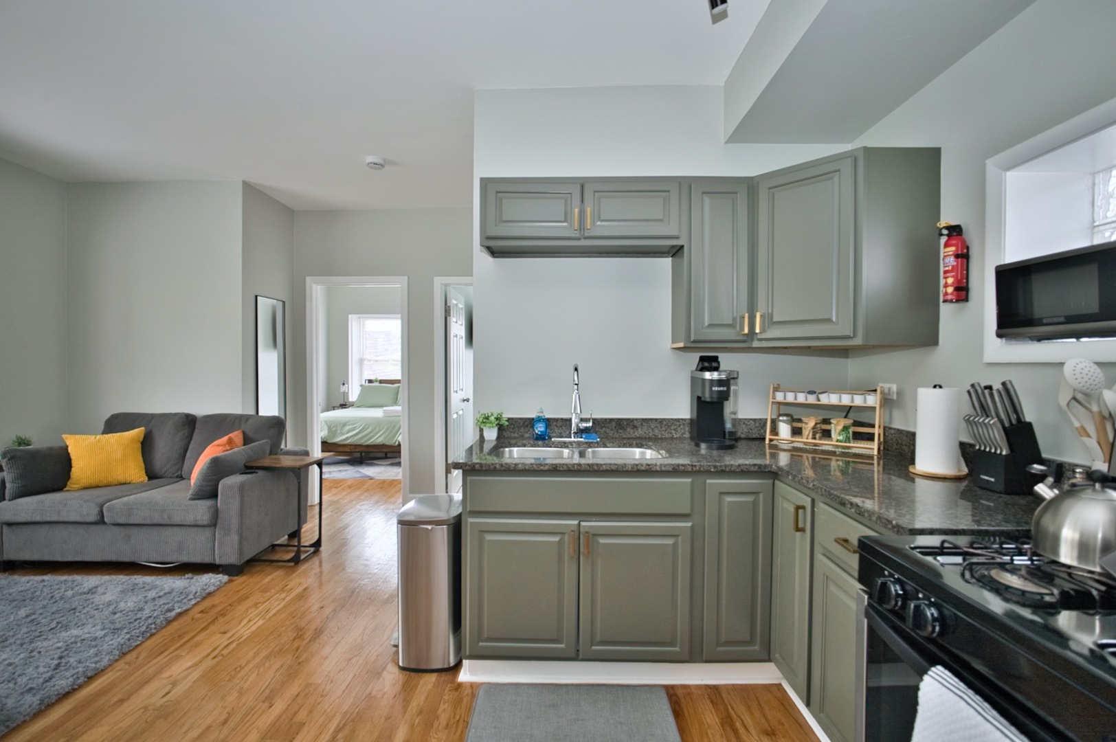 3034 W Montrose Avenue Property Photo 18