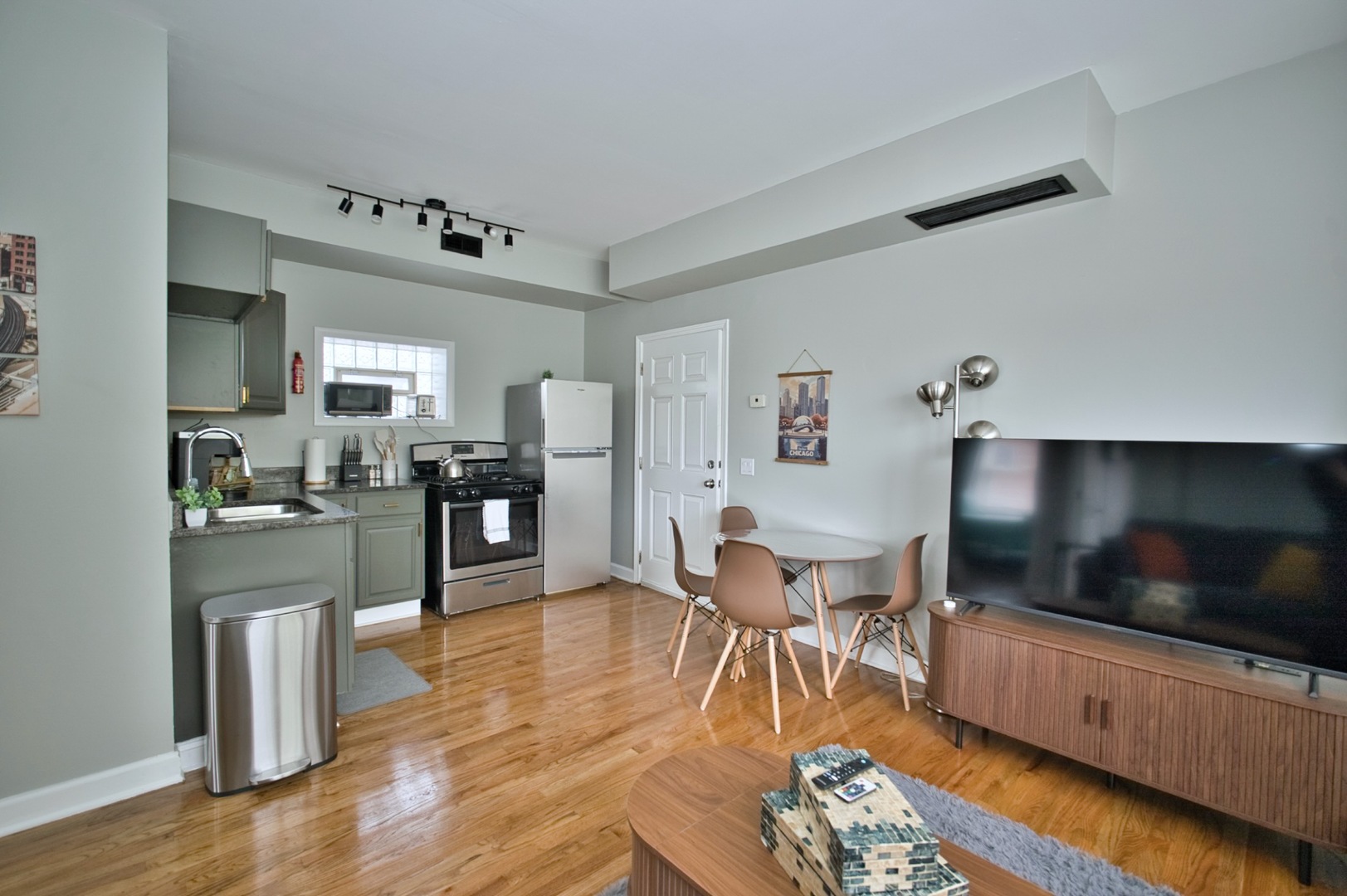3034 W Montrose Avenue Property Photo 21