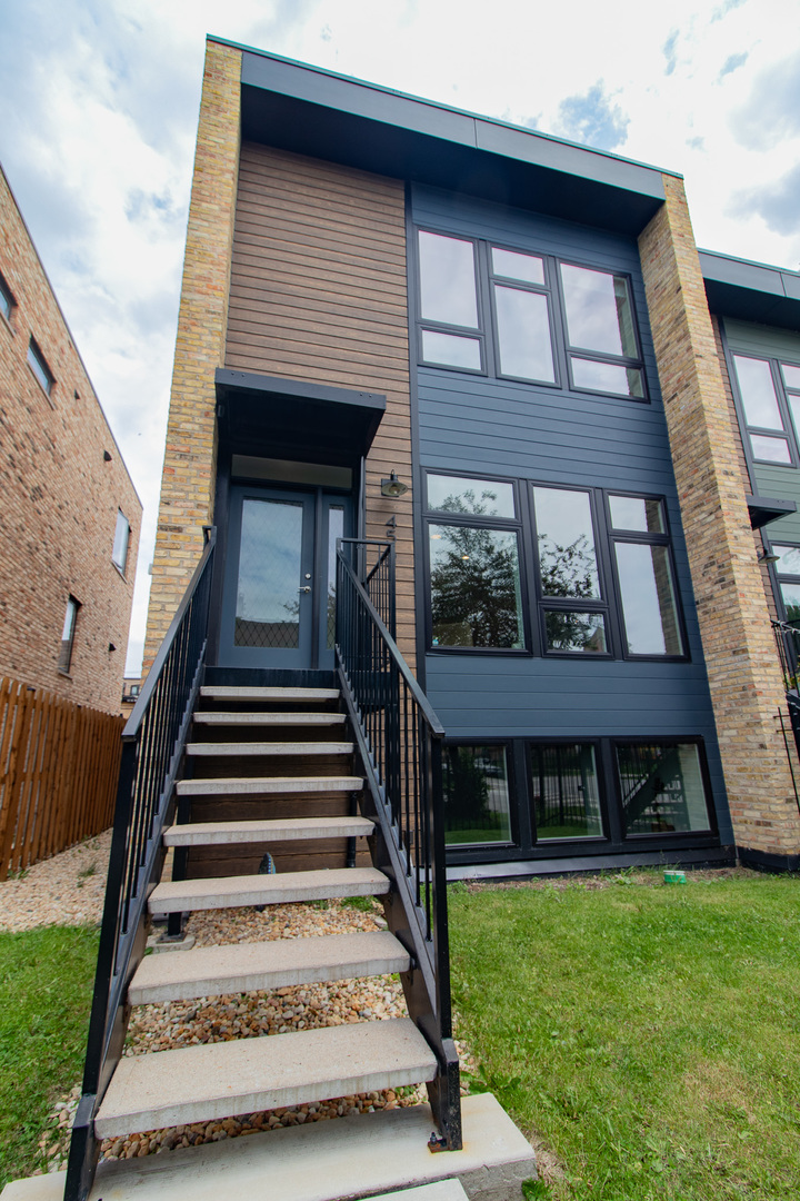 4557 S Prairie Avenue Property Photo 1