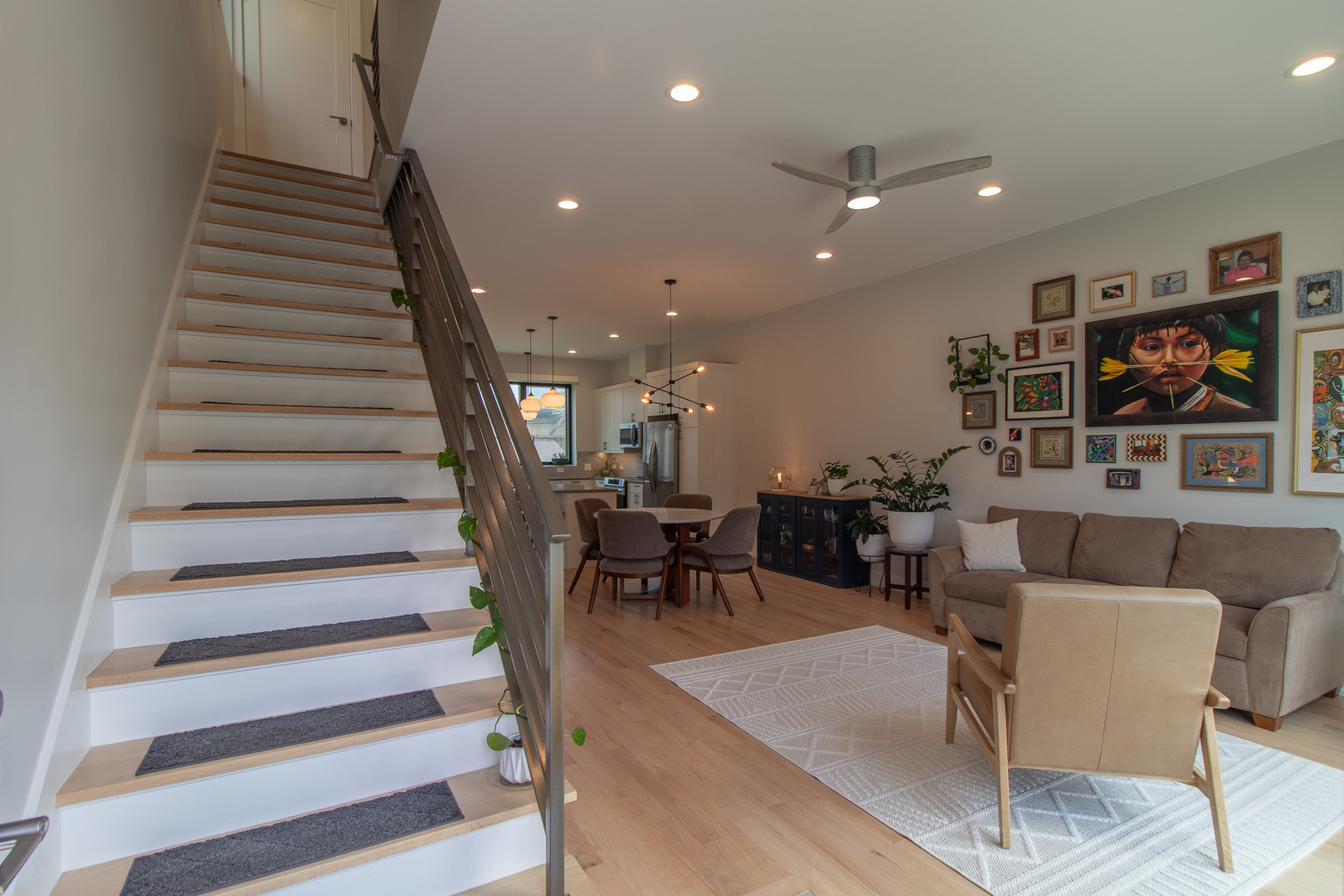 4557 S Prairie Avenue Property Photo 2