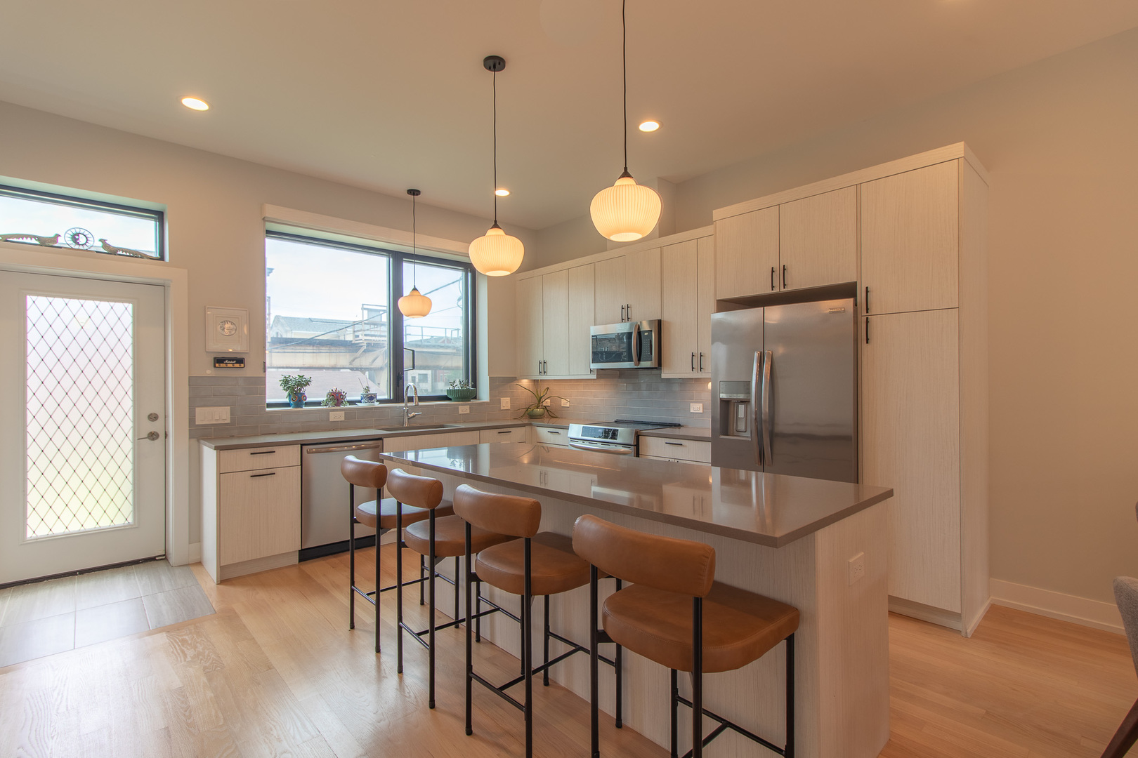 4557 S Prairie Avenue Property Photo 4