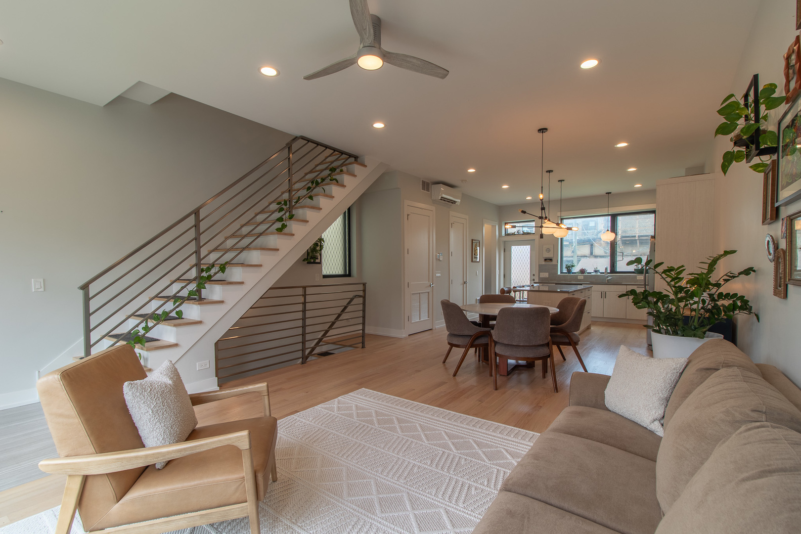 4557 S Prairie Avenue Property Photo 8