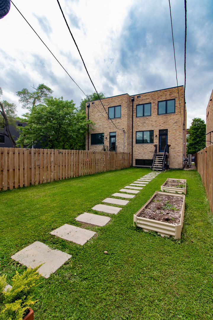 4557 S Prairie Avenue Property Photo 9