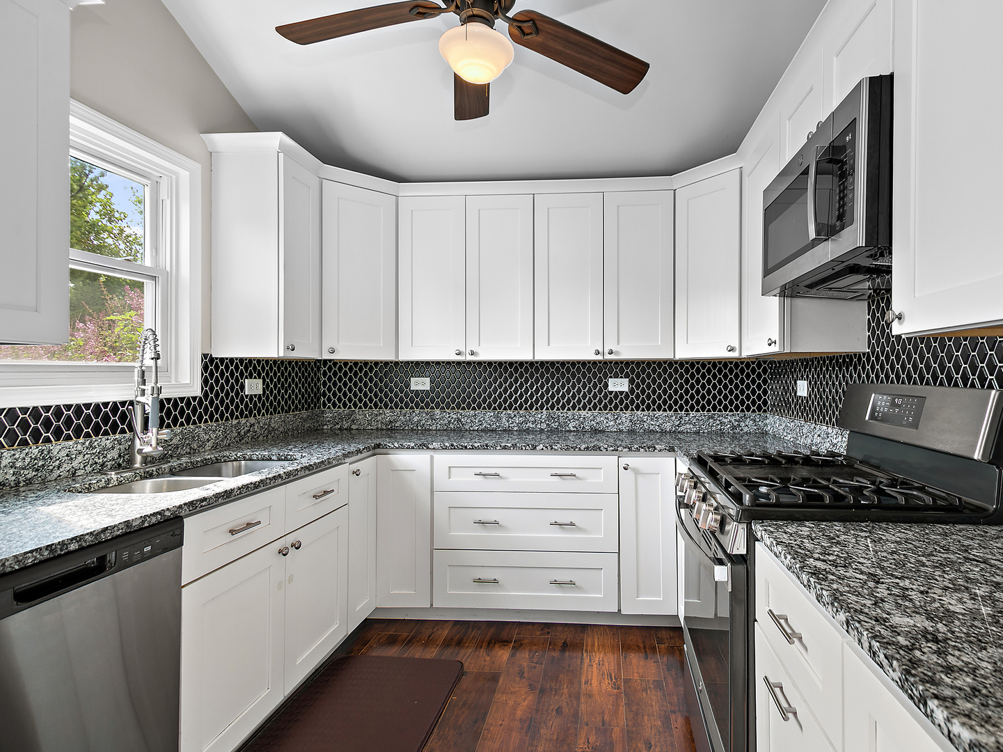 5301 Whisper Meadow Court Property Photo 6