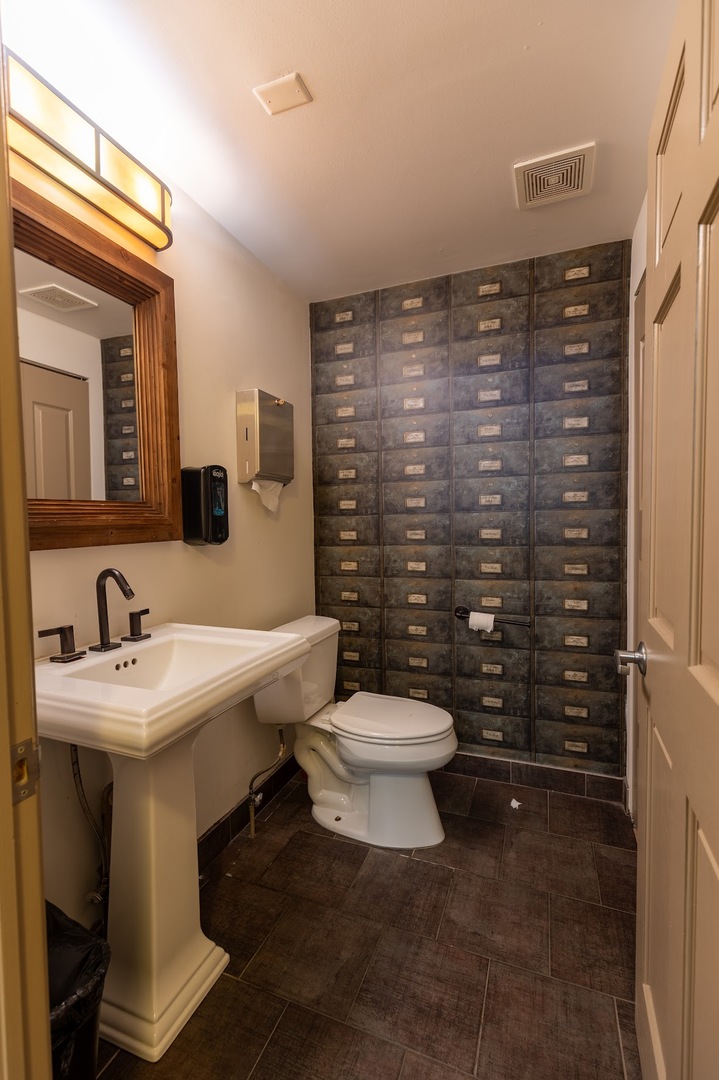 827 N Milwaukee Avenue Property Photo 9