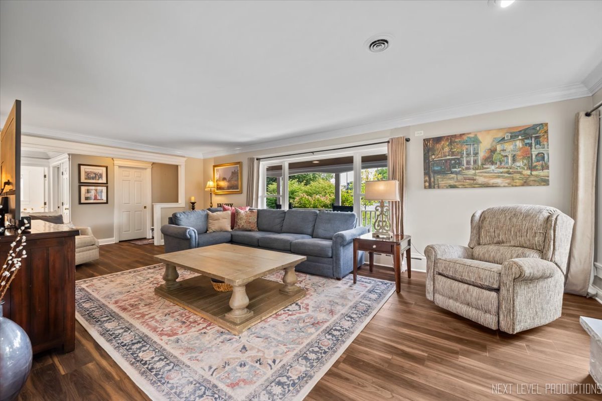 706 S Batavia Avenue Property Photo 9