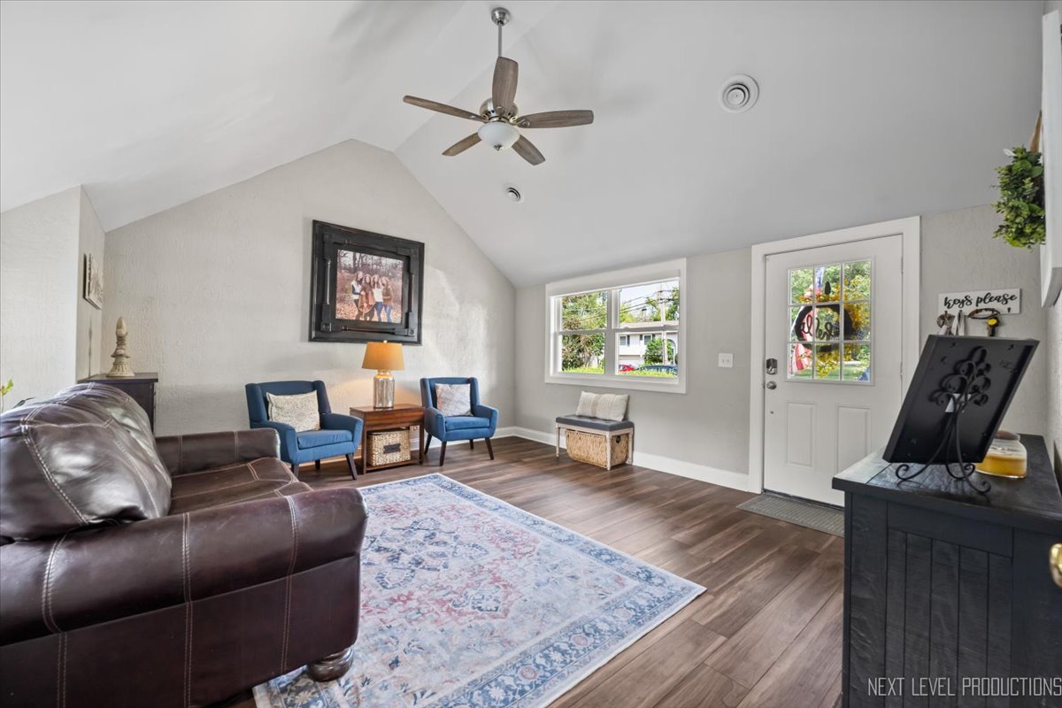 706 S Batavia Avenue Property Photo 13