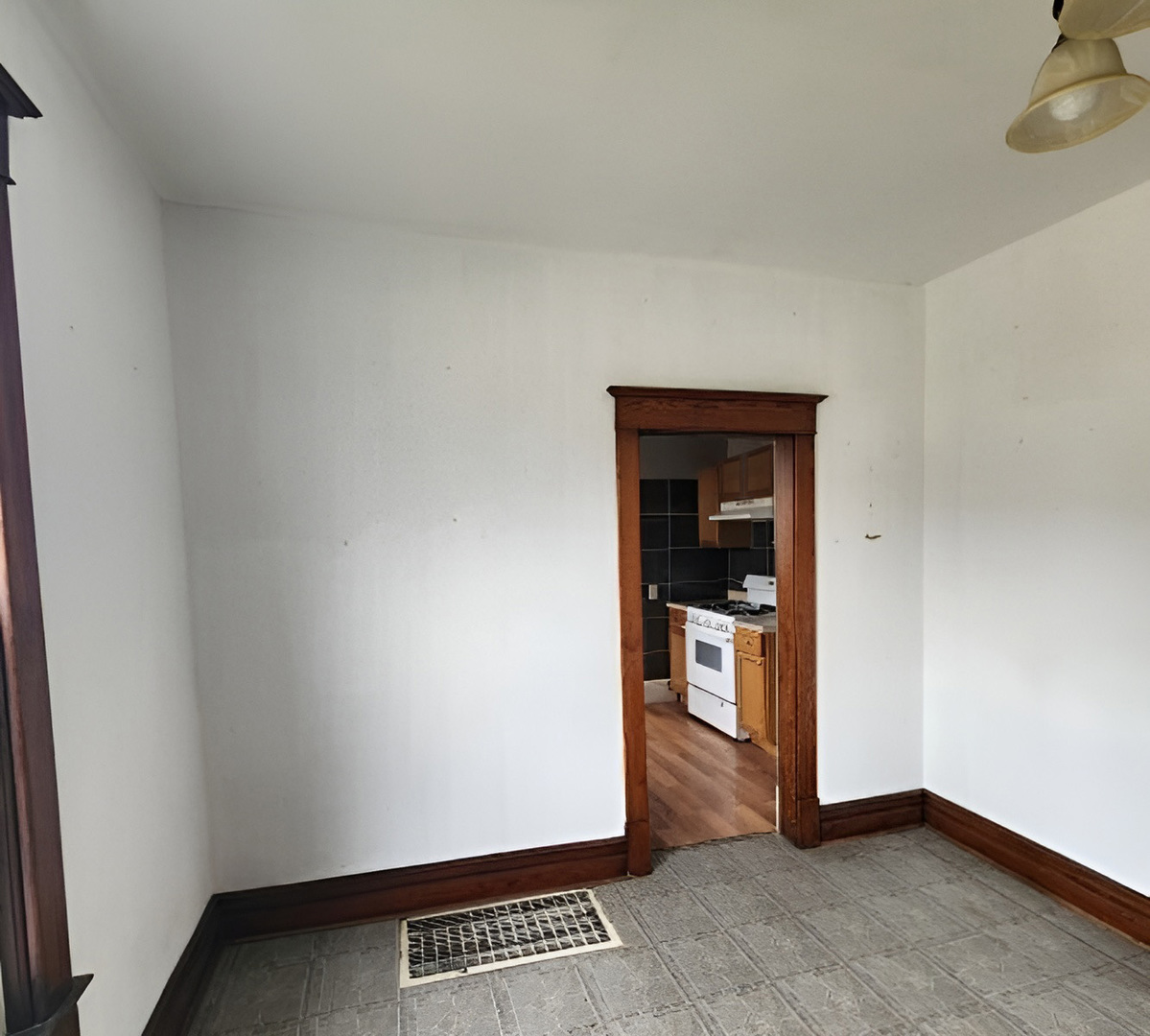 404 W 1st Street Property Photo 7