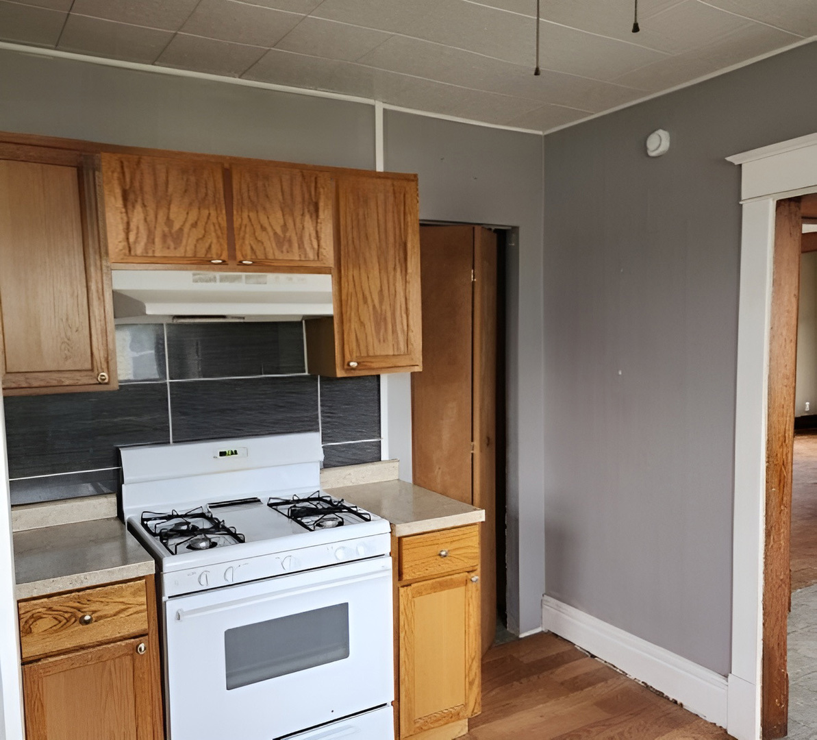 404 W 1st Street Property Photo 9