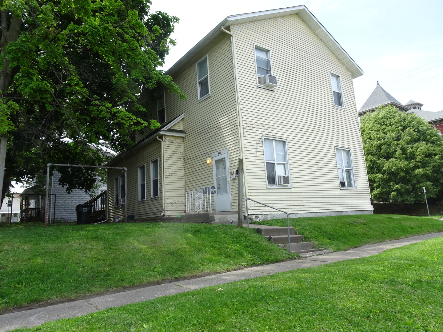 827-829 W 15th Street Property Photo 3