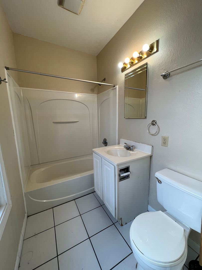 827-829 W 15th Street Property Photo 19